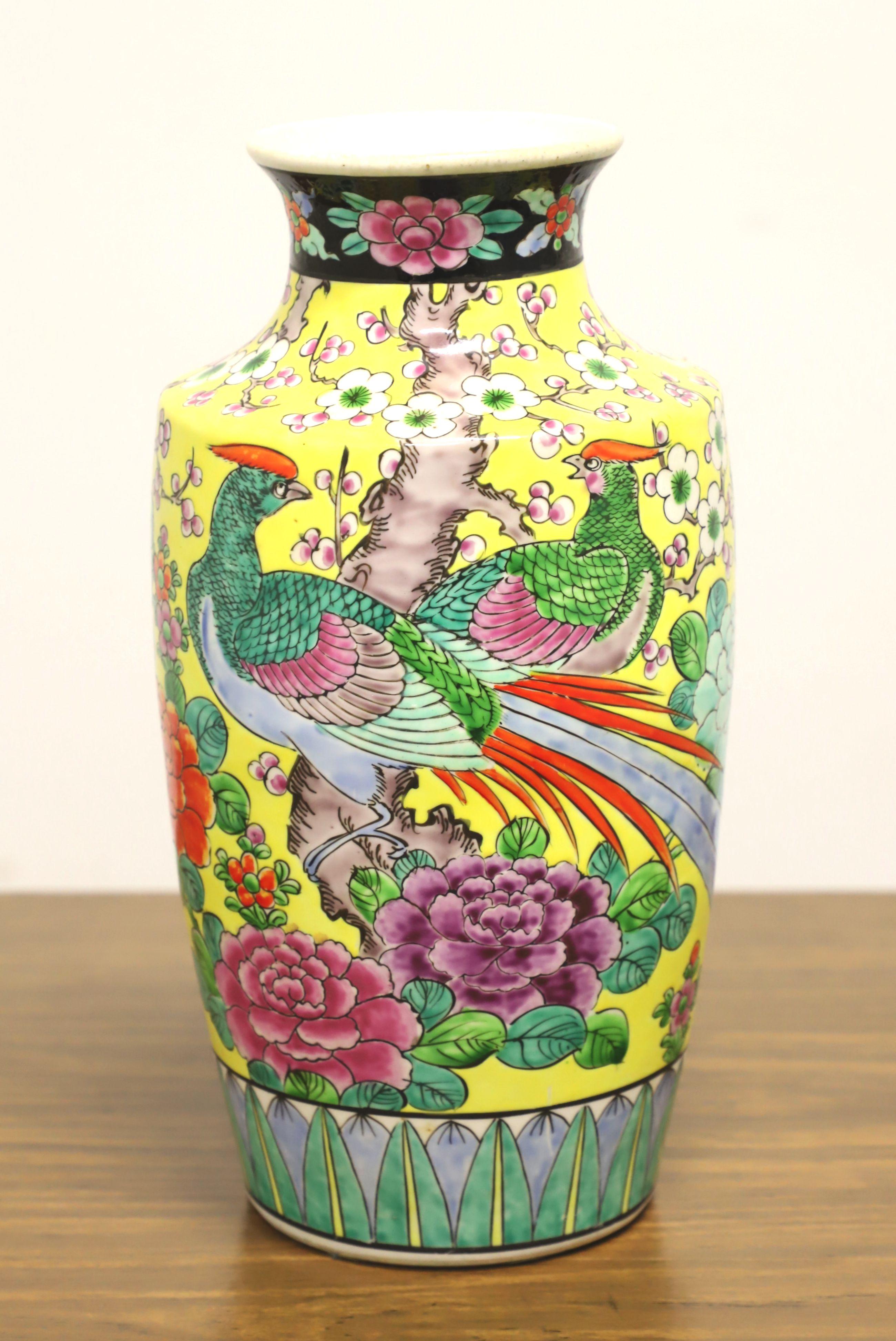 1960's Yellow/Green Japanese chinoiserie Ceramic Vase For Sale 3