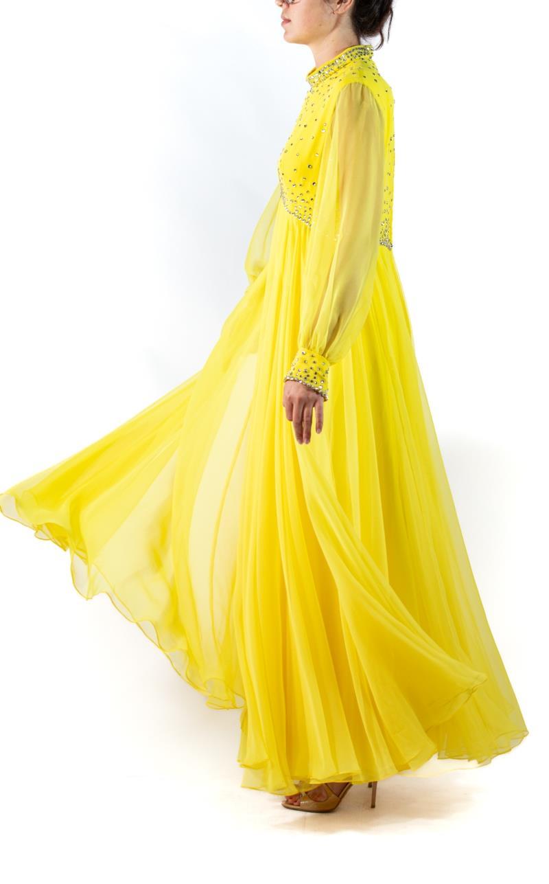 1960S Gelb Polyester Chiffon Kristall verkrustet Kleid mit riesigen Bluse Ärmel im Zustand „Hervorragend“ im Angebot in New York, NY