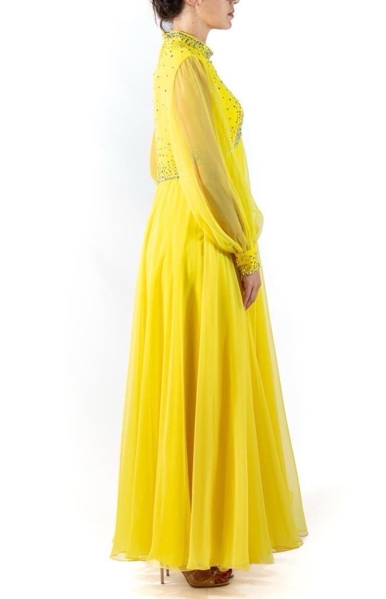 1960S Gelb Polyester Chiffon Kristall verkrustet Kleid mit riesigen Bluse Ärmel Damen im Angebot