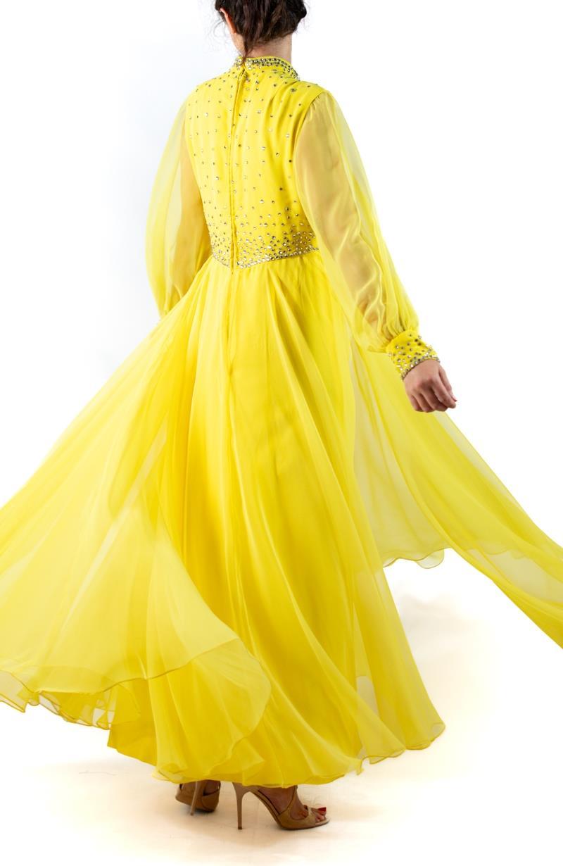 1960S Gelb Polyester Chiffon Kristall verkrustet Kleid mit riesigen Bluse Ärmel im Angebot 1