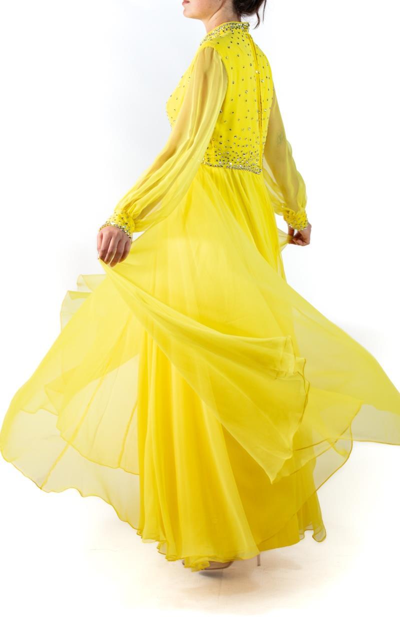 1960S Gelb Polyester Chiffon Kristall verkrustet Kleid mit riesigen Bluse Ärmel im Angebot 2