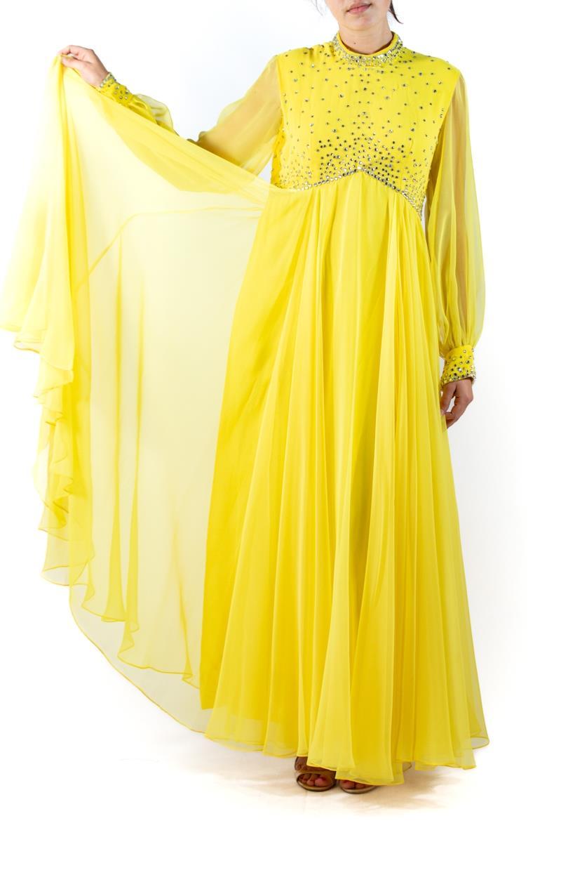 1960S Gelb Polyester Chiffon Kristall verkrustet Kleid mit riesigen Bluse Ärmel im Angebot 4