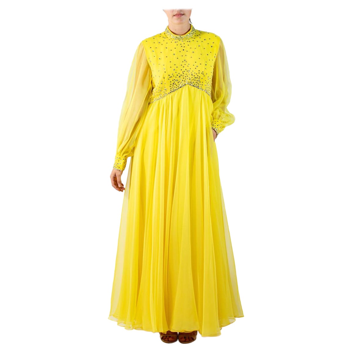 Robe jaune en mousseline de polyester incrustée de cristaux des années 1960 avec manches de chemisier géantes