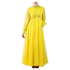 Robe jaune en mousseline de polyester incrustée de cristaux des années 1960 avec manches de chemisier géantes