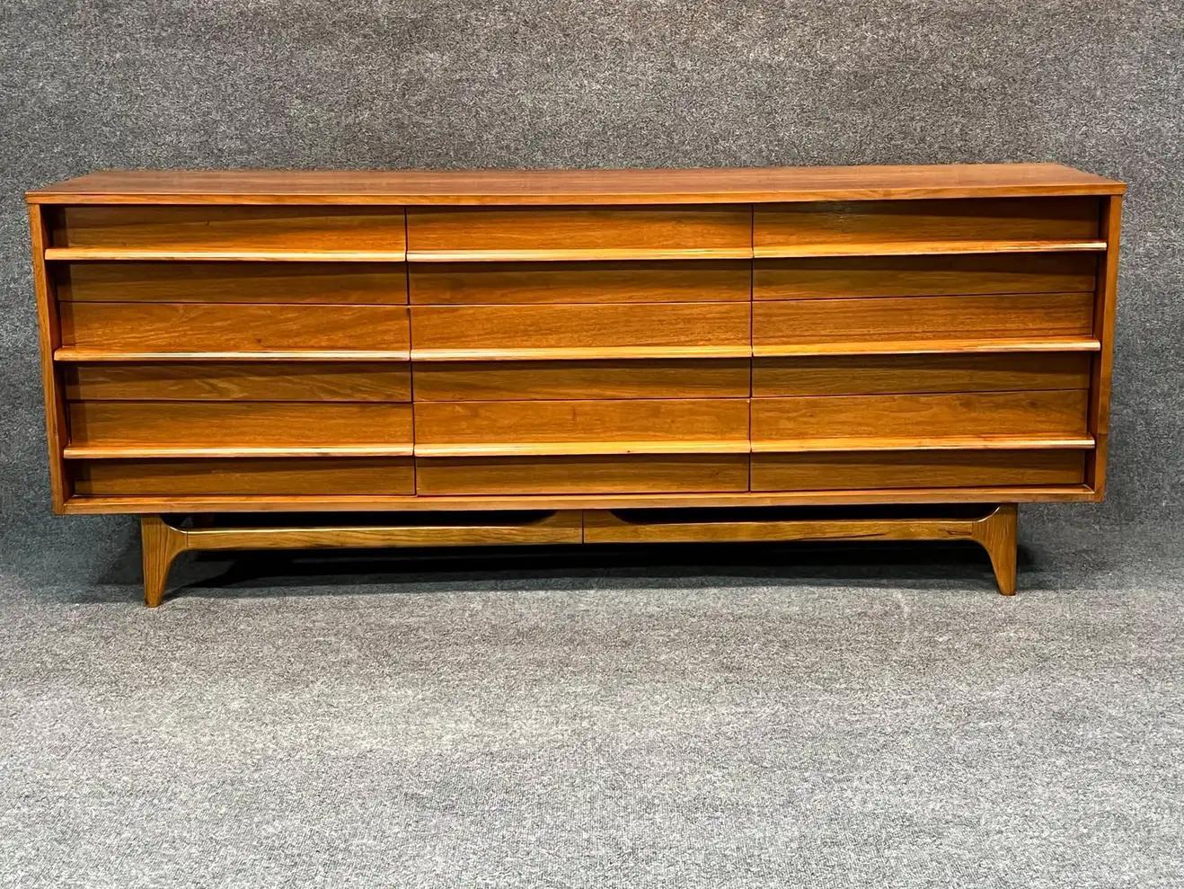 1960s Young Manufacturing Curved Front Walnut Chest of Drawers / Credenza In Good Condition In Belmont, MA