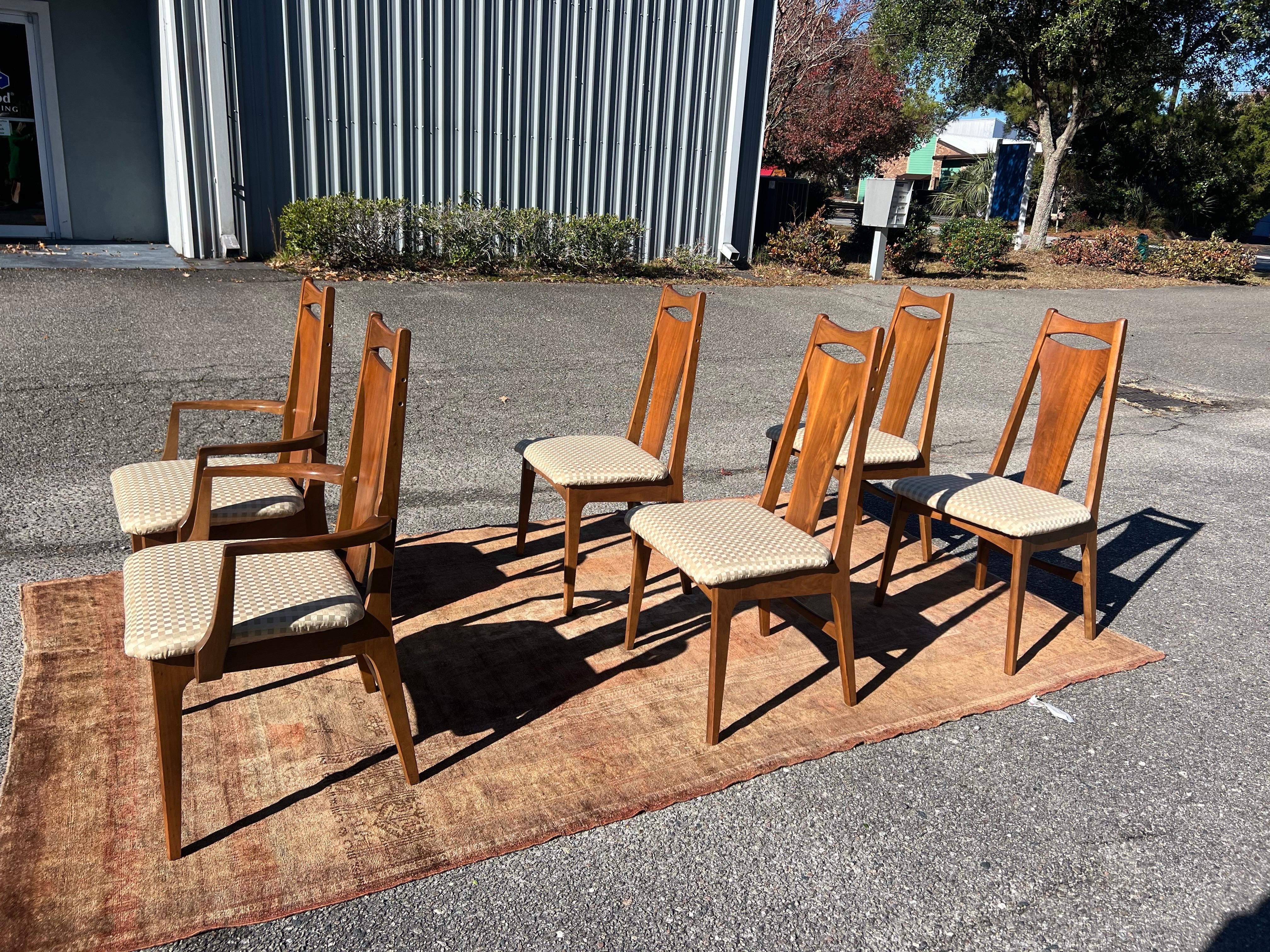 De fabrication américaine et d'allure internationale, ces chaises de salle à manger modernes et vintage de style BIGLI ne manqueront pas de faire forte impression dans votre maison ! Avec une silhouette en pointe, un dossier sculpté sculptural et un