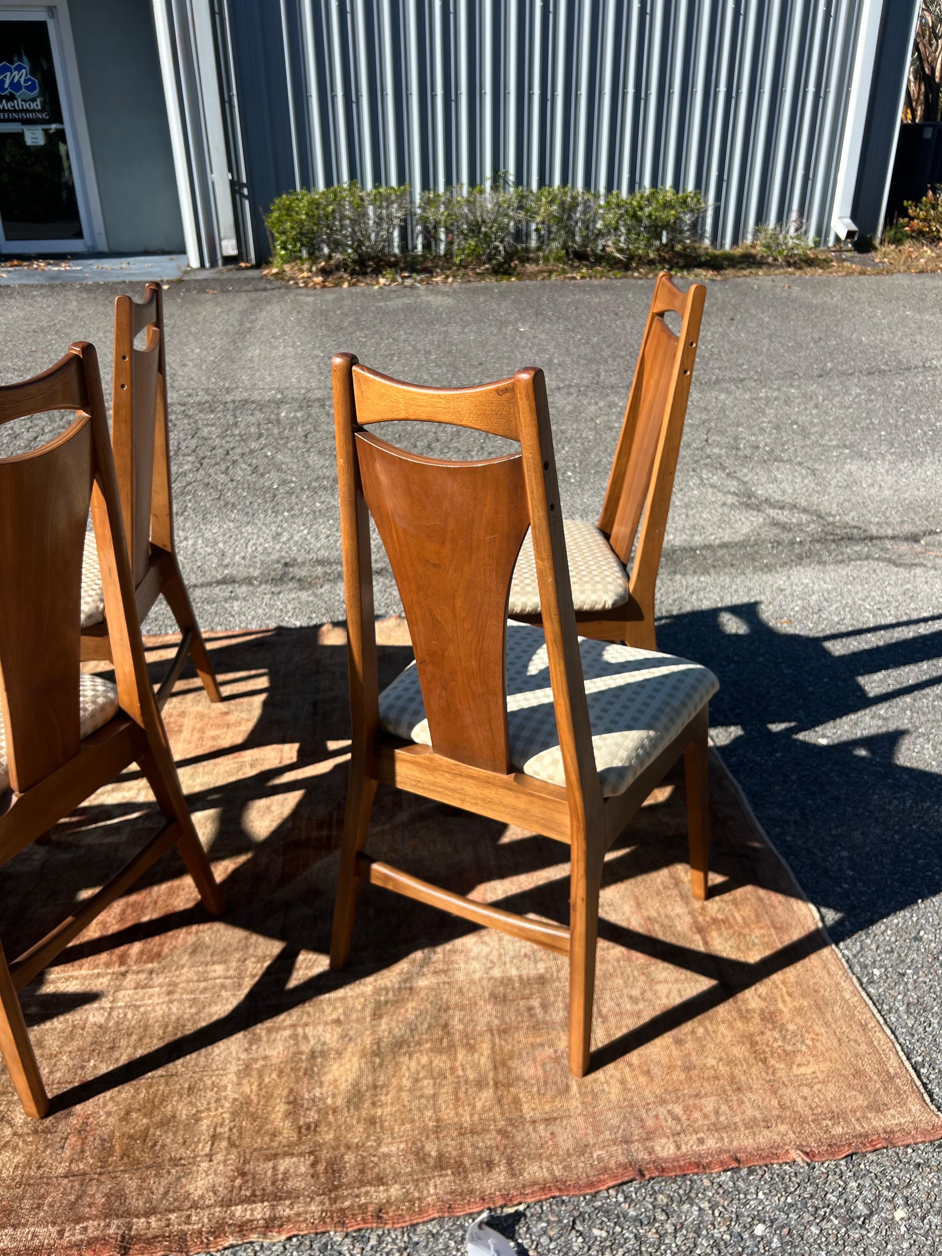 Américain 1960 Young Manufacturing Mid Century Walnut Dining Chairs - Set of 6 en vente