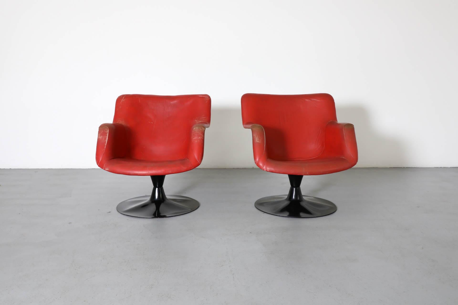 Mid-Century, organically shaped, molded fiberglass swivel armchair. Designed by Finnish designer Yrjö Kukkapuro in 1966 for the Haimi company. Kukkapuro, a leading Modernist in Finnish furniture design bases his designs on aesthetic, functional