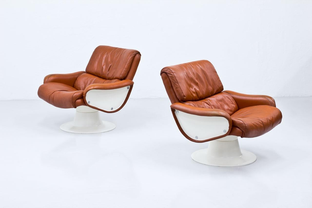 Pair of “Saturnus” lounge chairs designed by
Yrjö Kukkapuro. Produced by Haimi in Finland,
circa 1966. Made from fiberglass with original
leather upholstery.