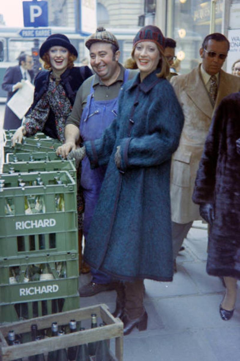 1974 YVES SAINT LAURENT blau-grüner Mantel aus gebürsteter Wolle RUNWAY 2