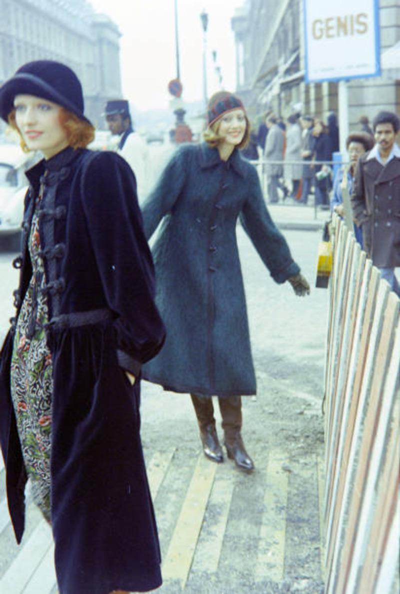 1974 YVES SAINT LAURENT blau-grüner Mantel aus gebürsteter Wolle RUNWAY 4