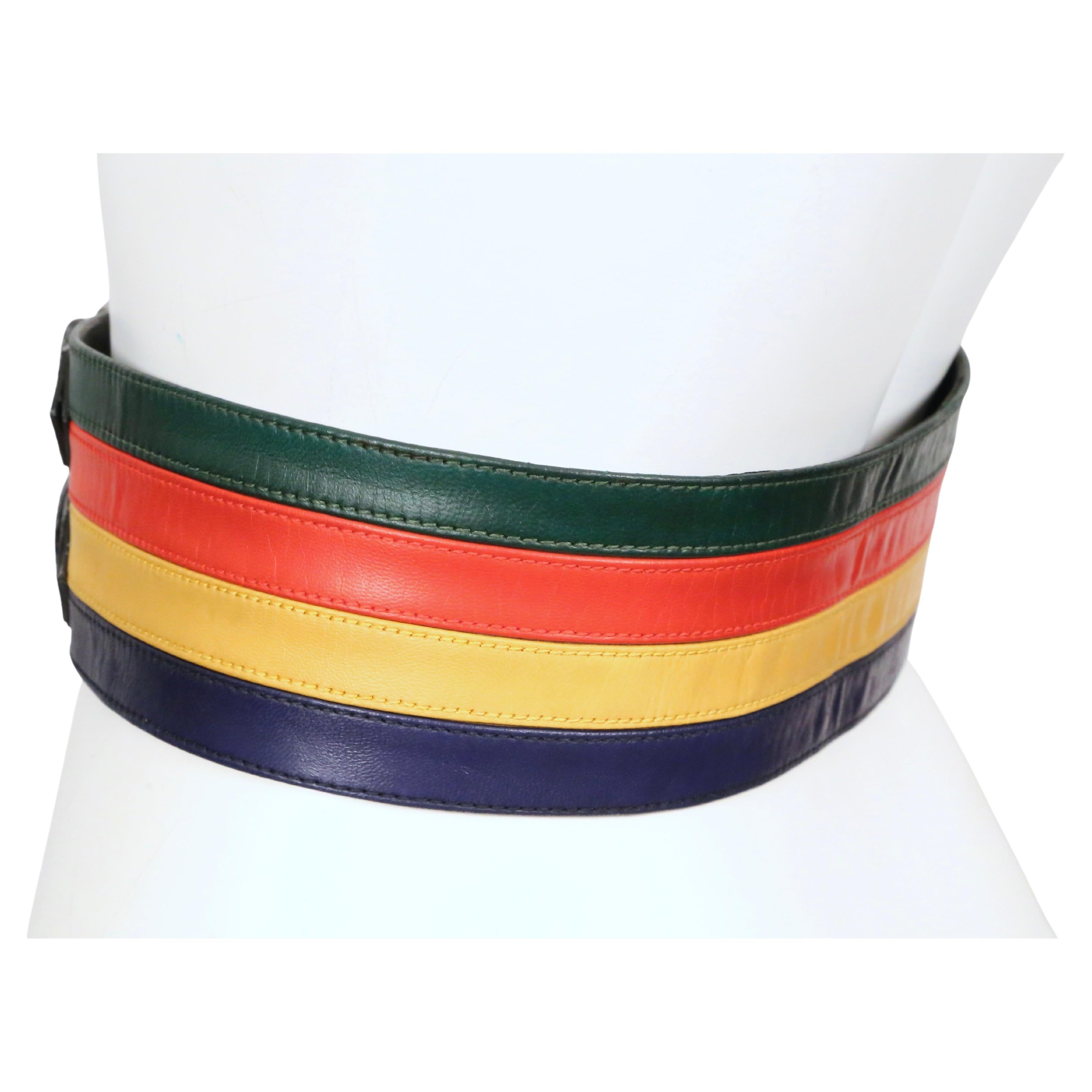 Strepitosa cintura larga in pelle di Saint Laurent Rive Gauche della fine degli anni '60. Realizzata in audaci bande color-block di pelle verde, rossa, gialla e marina con finiture in pelle nera, la cintura presenta una caratteristica chiusura