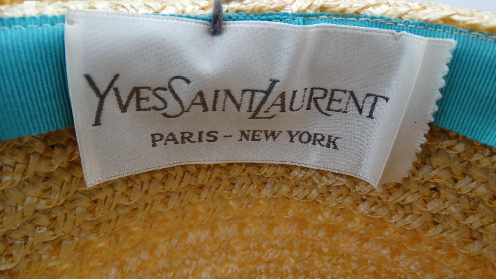 Incroyable chapeau baroudeur en paille du designer Yves Saint Laurent, datant des années 1960 ! Paille tissée jaune d'or dans la construction classique du style boater. Accentué par une épaisse bande de ruban rayé autour de la base du chapeau, avec