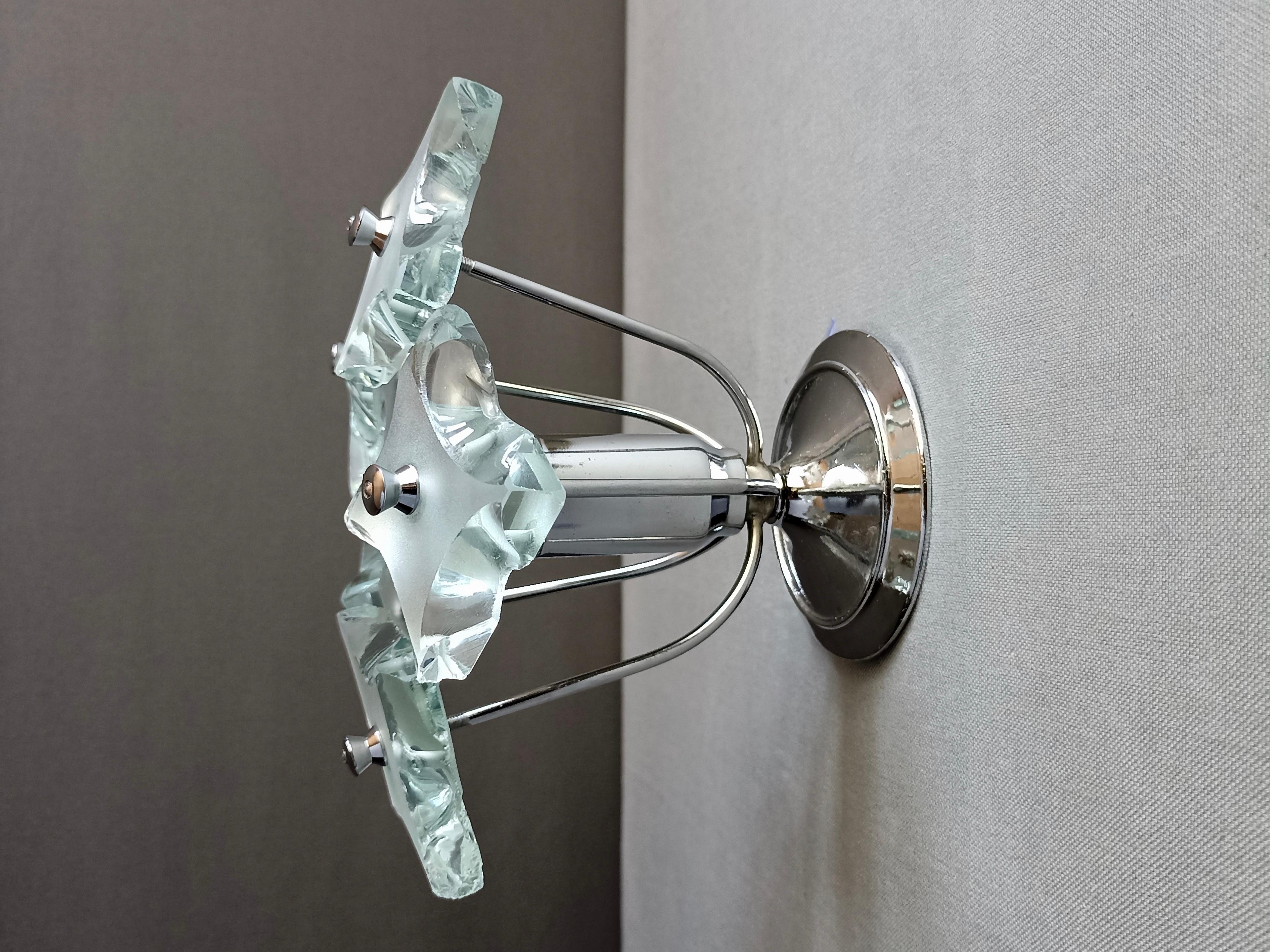 Italian Vintage Space Age Zero Quattro for Fontana Arte 60s chrome and glass single sconce. Five thick Nile green glasses with etched top surface and hand-chiseled along the edges.
The glasses are mounted on a chrome steel frame in the shape of a