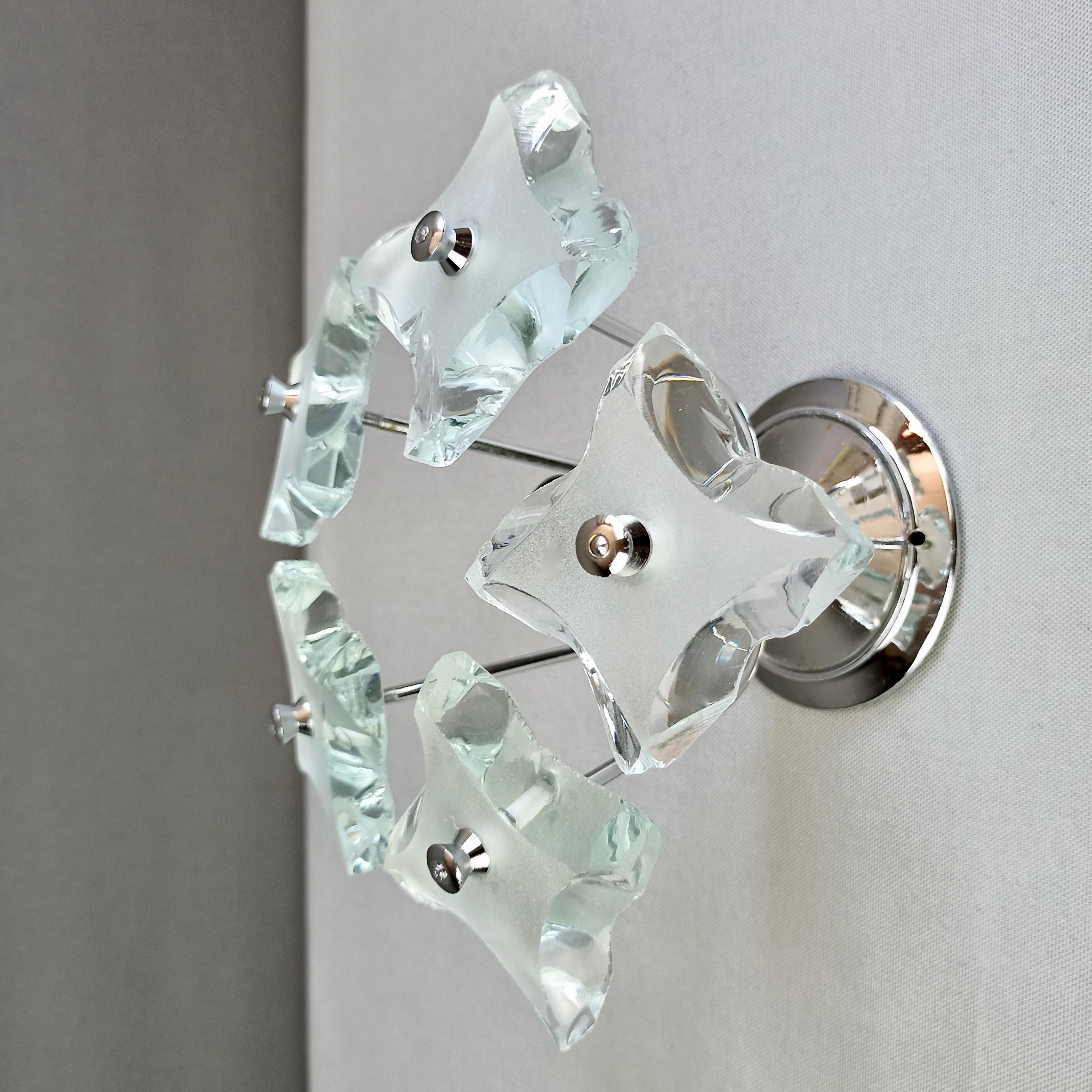 Modern 1960s Zero Quattro for Fontana Arte chiseled glass and chrome single wall lamp.  For Sale