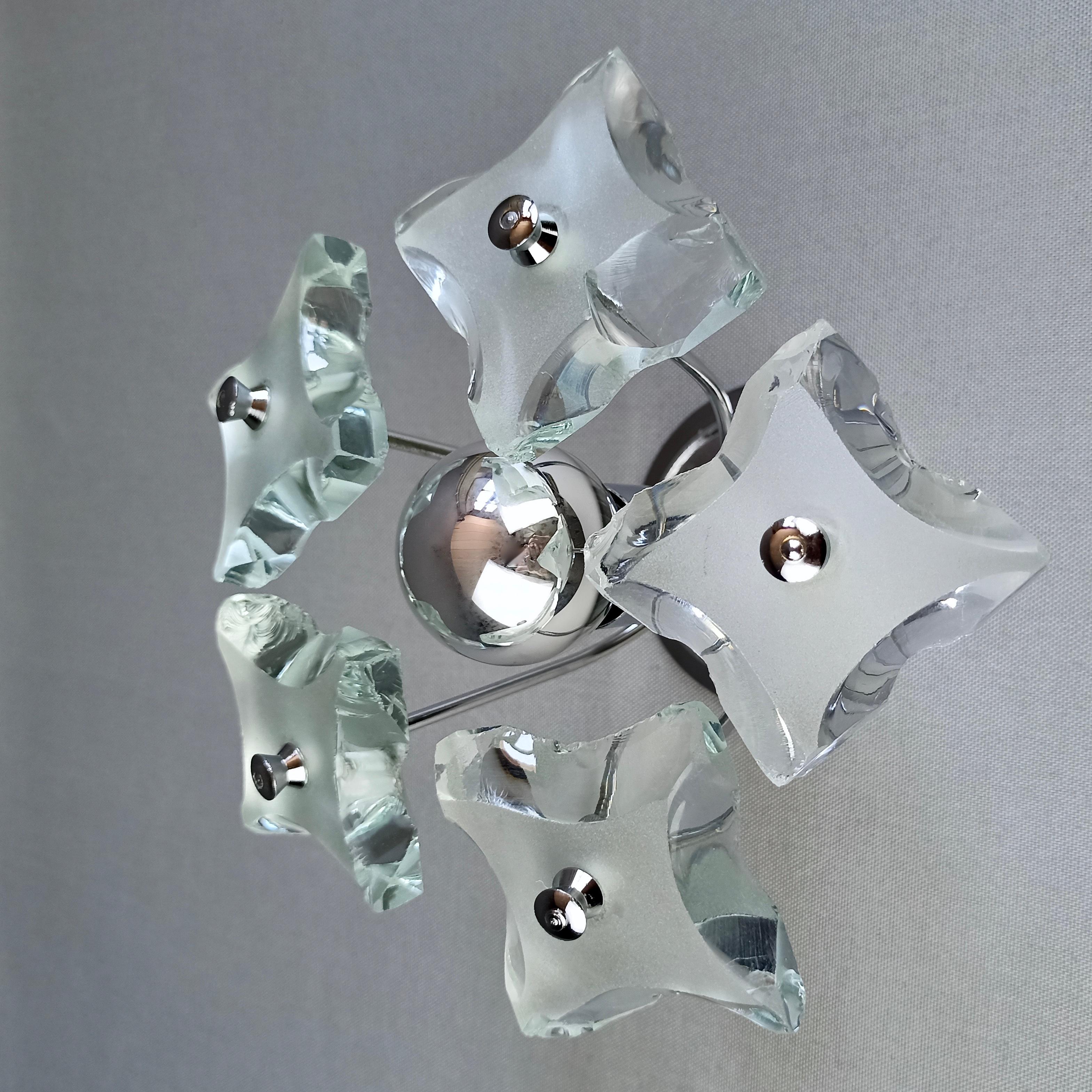 Italian 1960s Zero Quattro for Fontana Arte chiseled glass and chrome single wall lamp.  For Sale