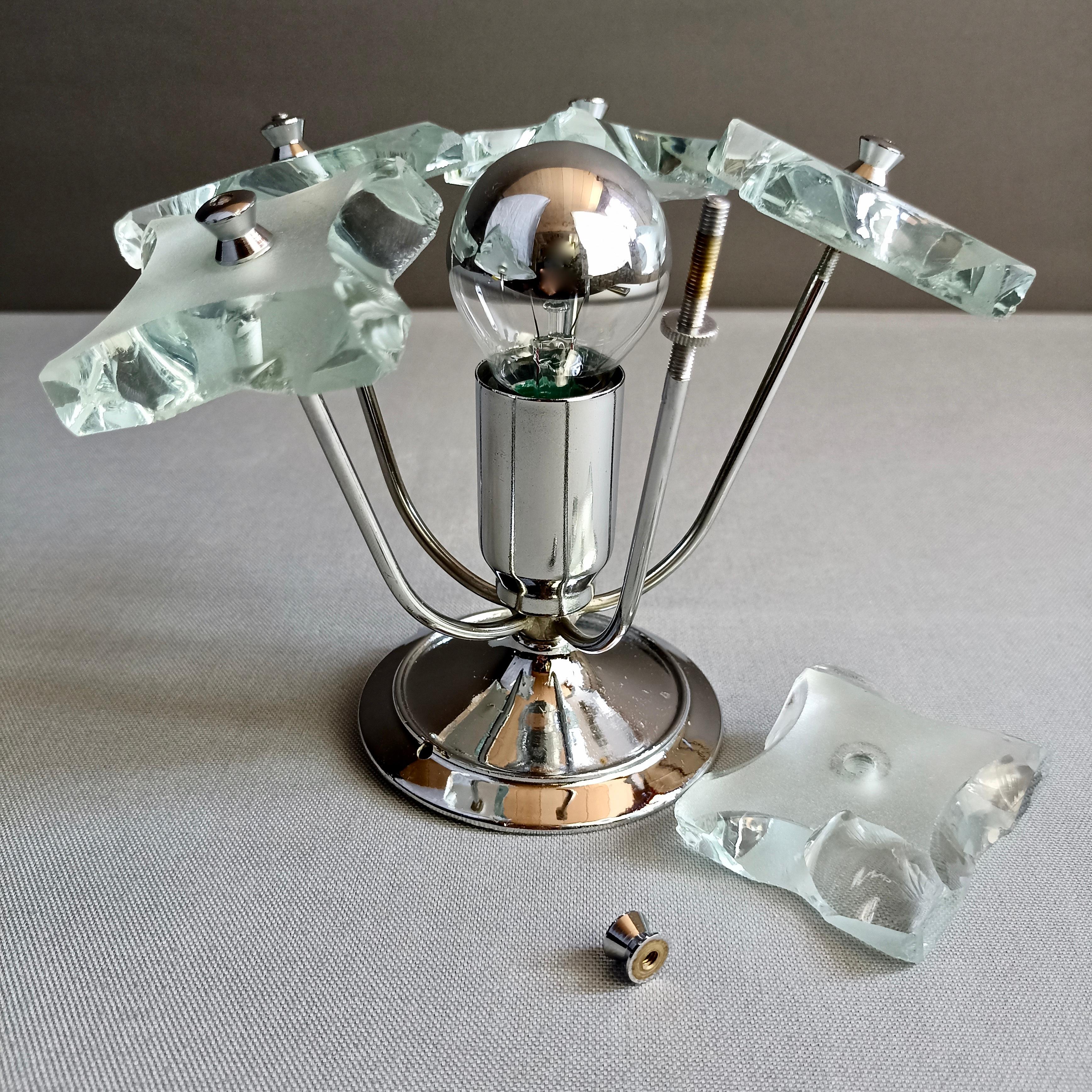 Mid-20th Century 1960s Zero Quattro for Fontana Arte chiseled glass and chrome single wall lamp.  For Sale