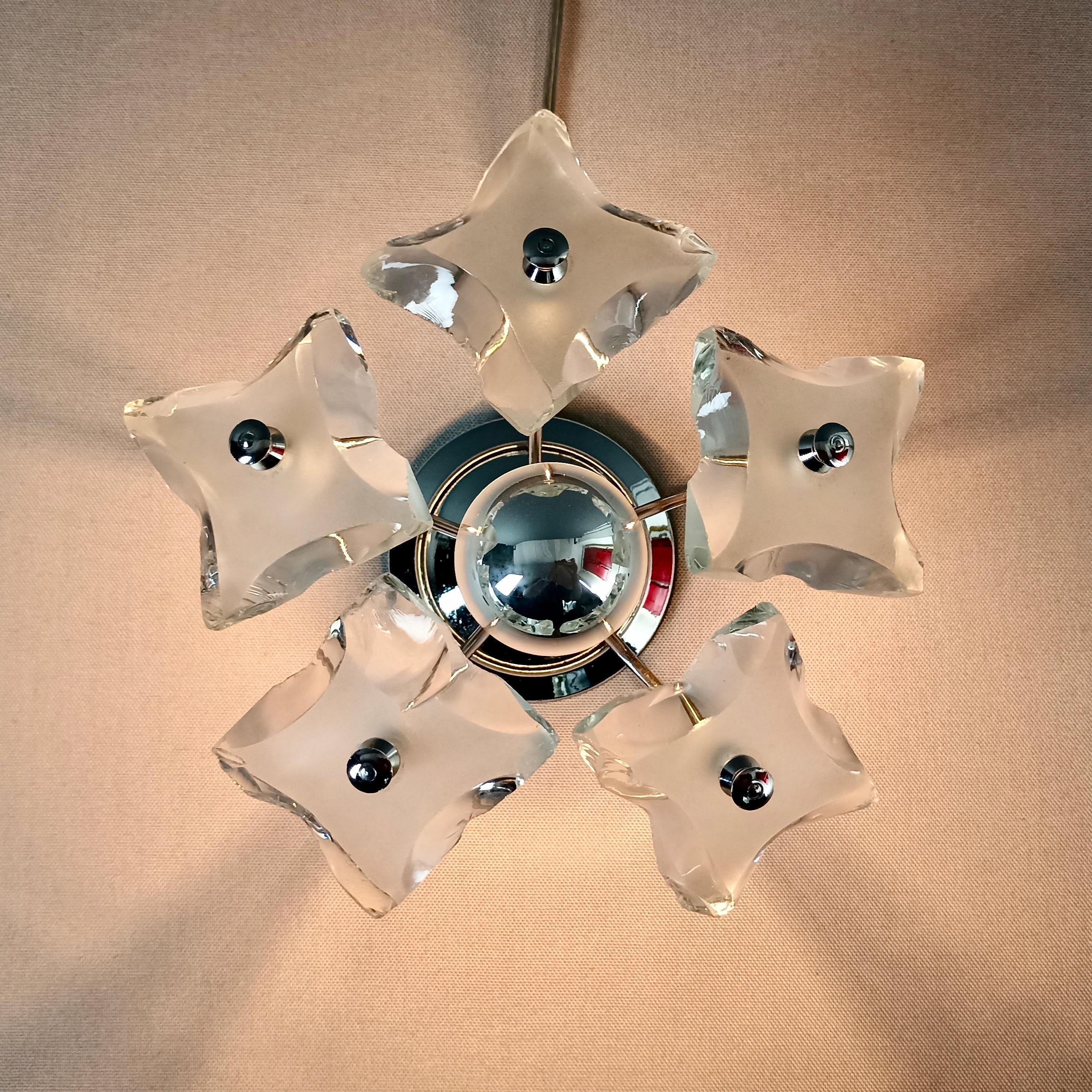 1960s Zero Quattro for Fontana Arte chiseled glass and chrome single wall lamp.  For Sale 1