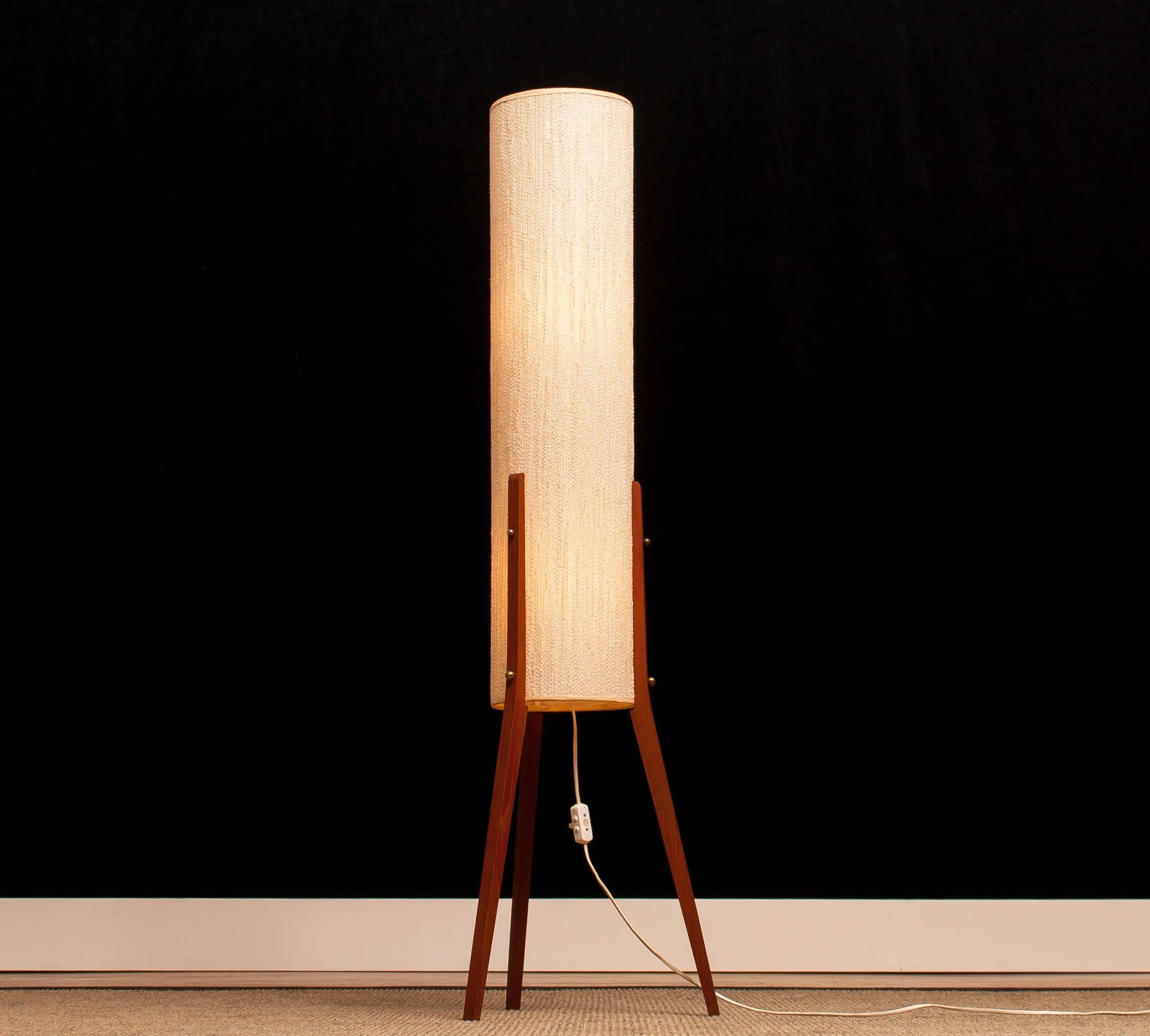 Wonderful large floor lamp made by Fog & Mørup Denmark.
This lamp has a shade made of chenille on a teak stand.
It is in a beautiful condition.
Period 1960s
Dimensions: H 120 cm, ø 35 cm.