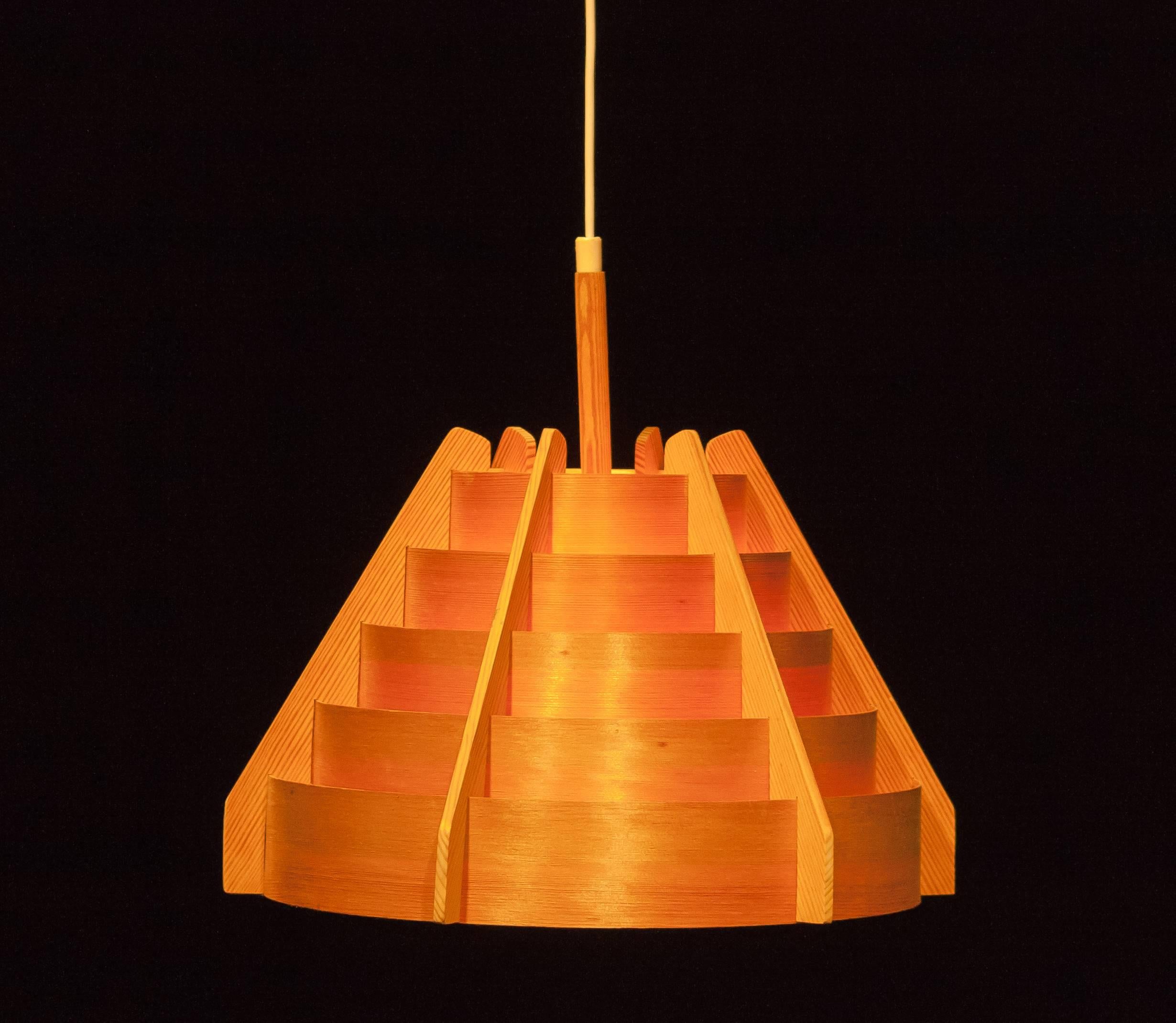 Beautiful pendant by Hans-Agne Jakobsson for Ellysett Sweden.
This lamp is made of bent pinewood lamels.
It is in a very good condition.
Period 1960s
Dimensions H.40 cm, ø.43 cm.
 