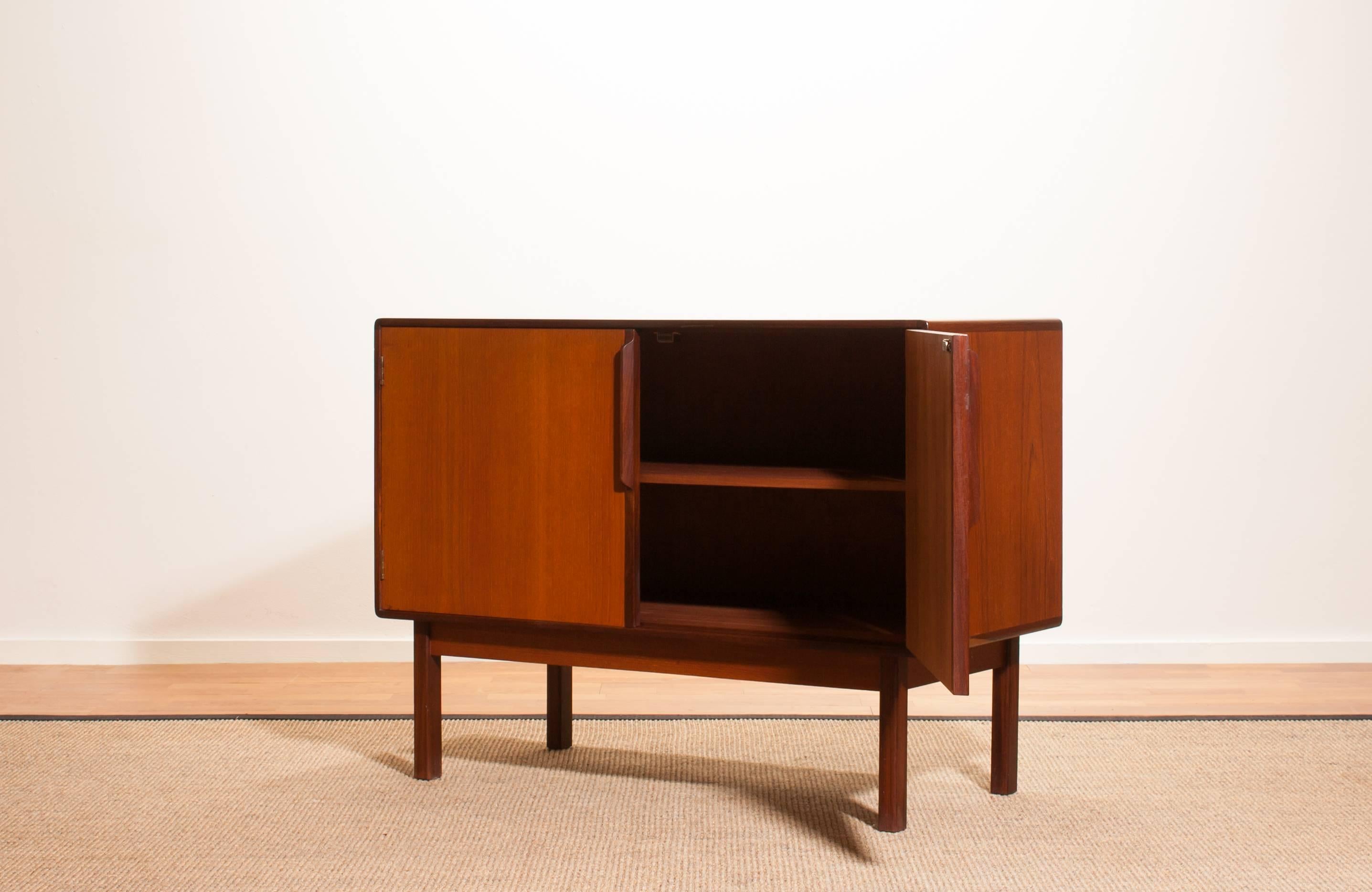 Beautiful small sideboard made by Asko Finland.
This cabinet is made of teak and palisander and in a wonderful condition.
It has two doors and a shelf inside.
Period 1960s
Dimension H 73 cm, W 97 cm, D 45 cm.