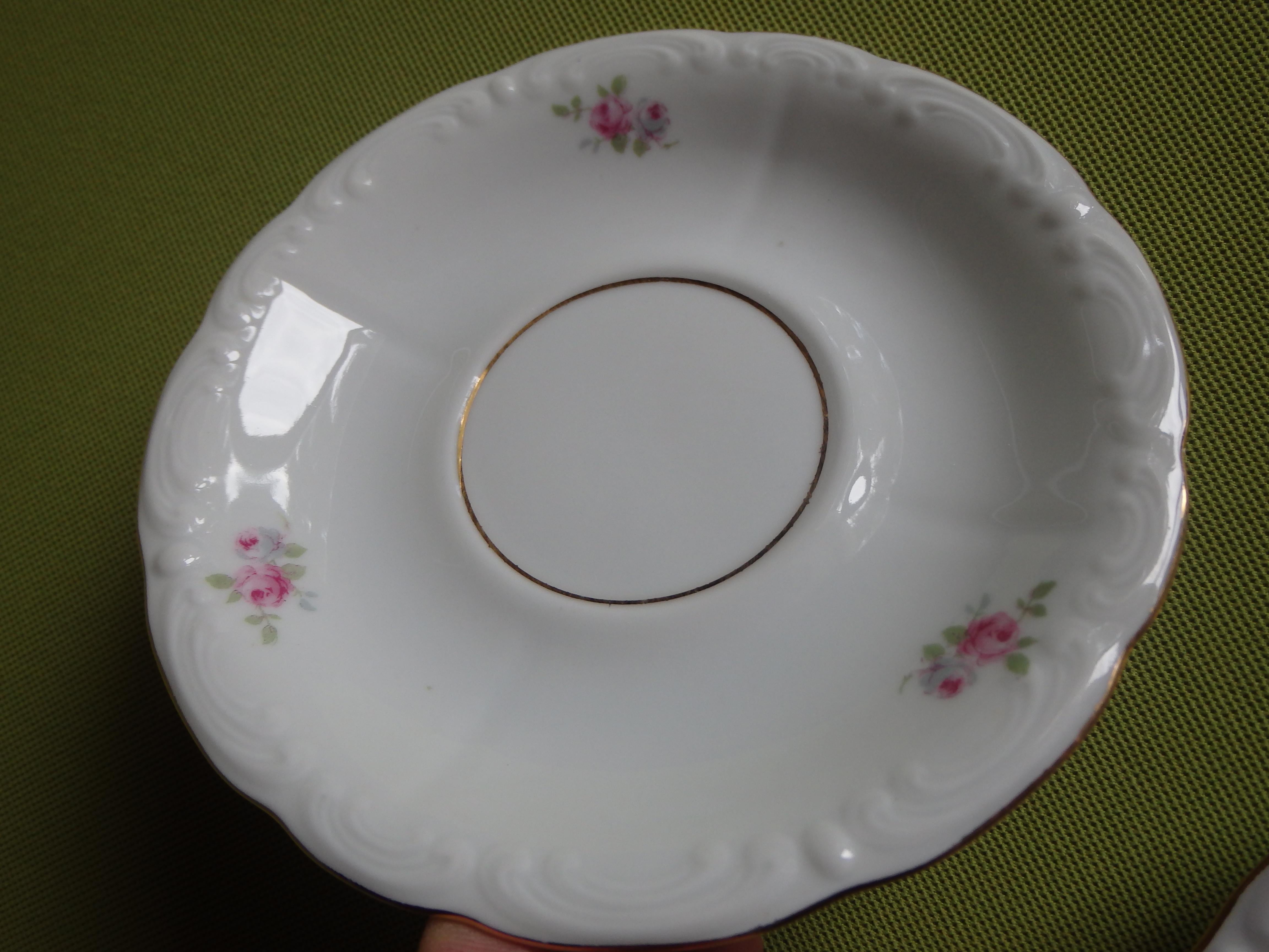 Set da tè BAVARIA degli anni '60 per 6 tazze e piatti e teiera con charme di fiori.
Le tazze della teiera e le salse sono di BAVARIA, mentre i piatti da torta sono di TRIFTIS WEB ma si abbinano perfettamente.