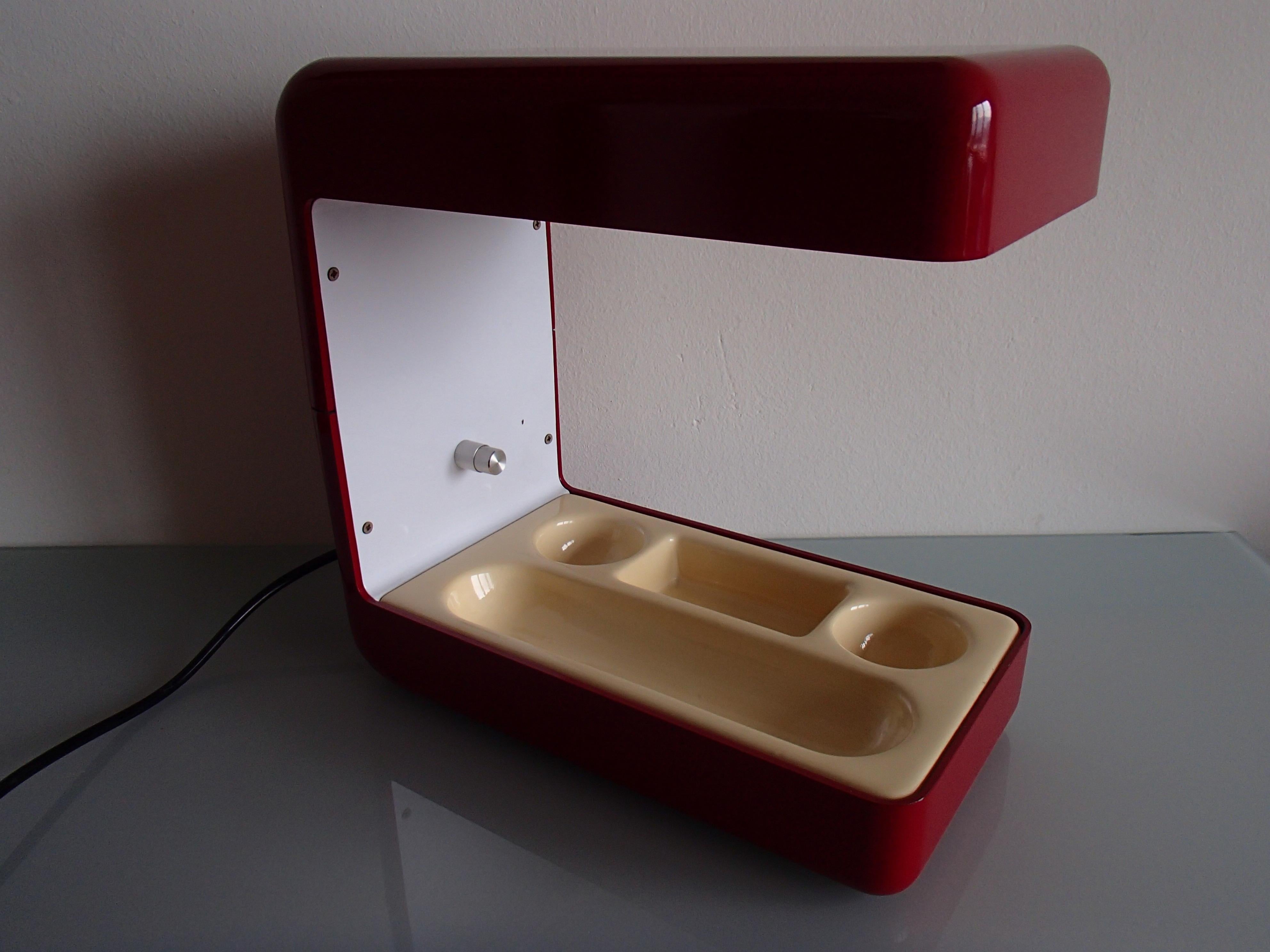 Mid-Century Modern Cette lampe de bureau rouge avec organisateur a été créée en 1960 en vente