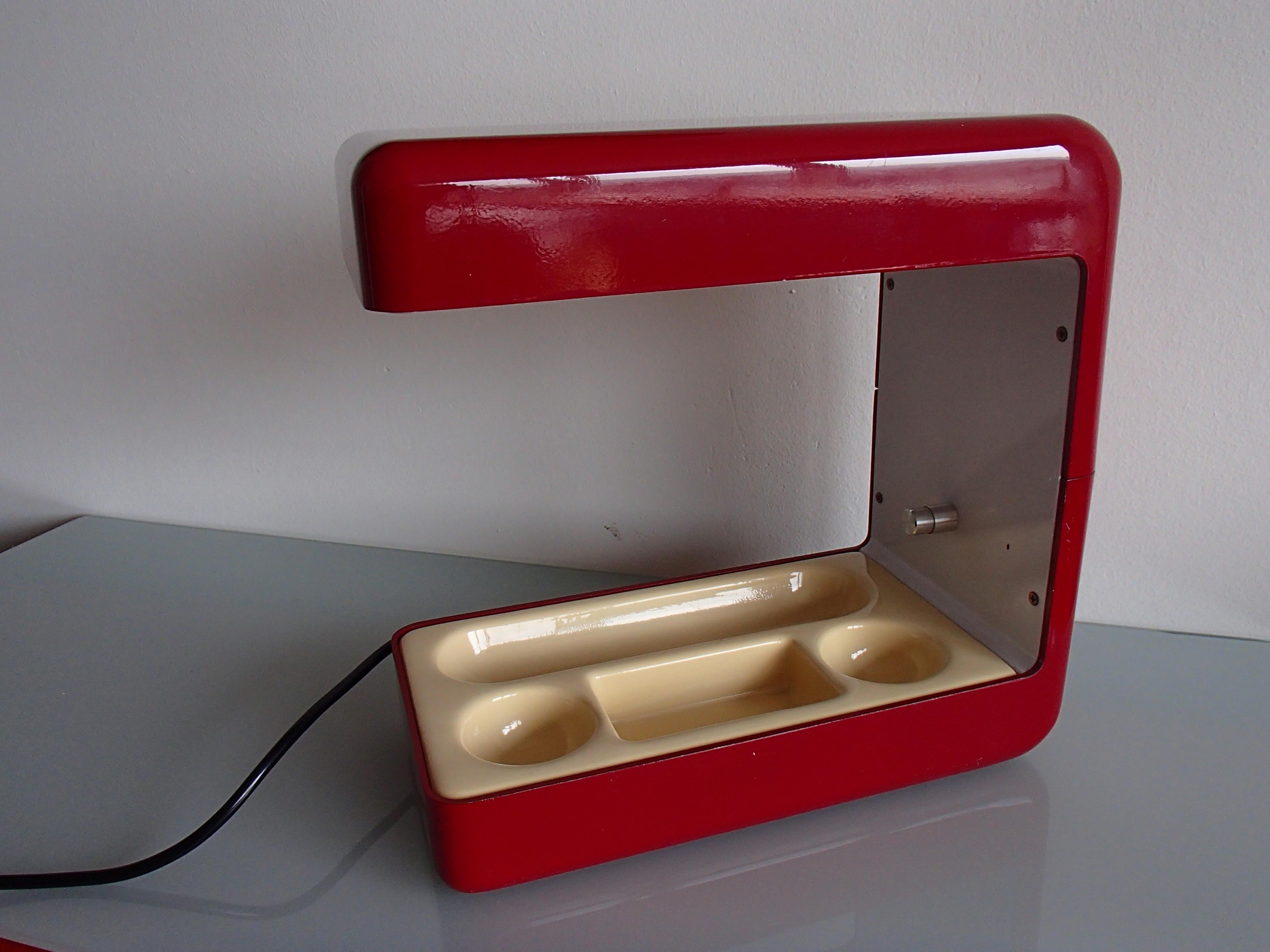 italien Cette lampe de bureau rouge avec organisateur a été créée en 1960 en vente