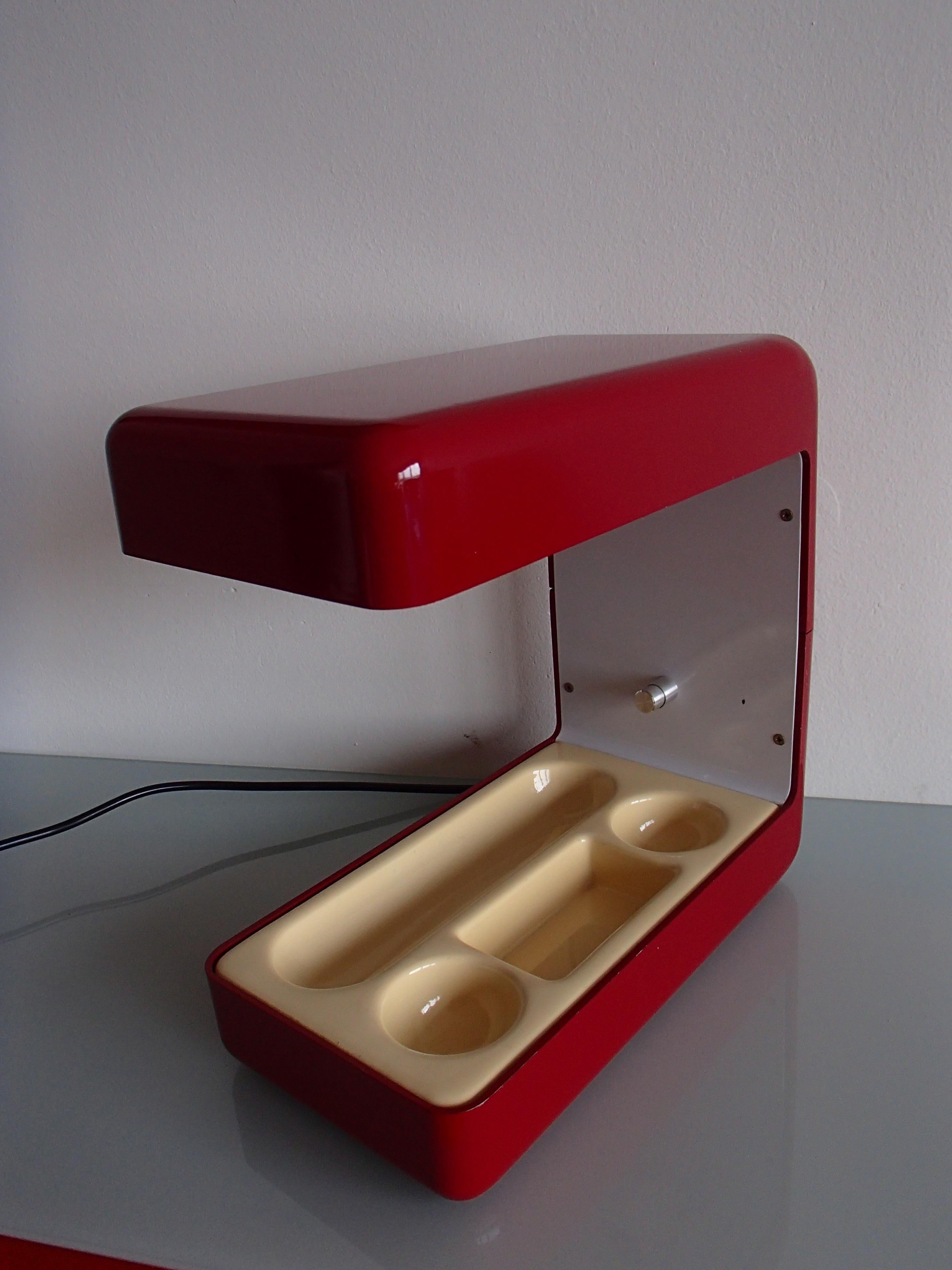 1960 This Red Desk Table Lamp with Organizer In Good Condition For Sale In Weiningen, CH