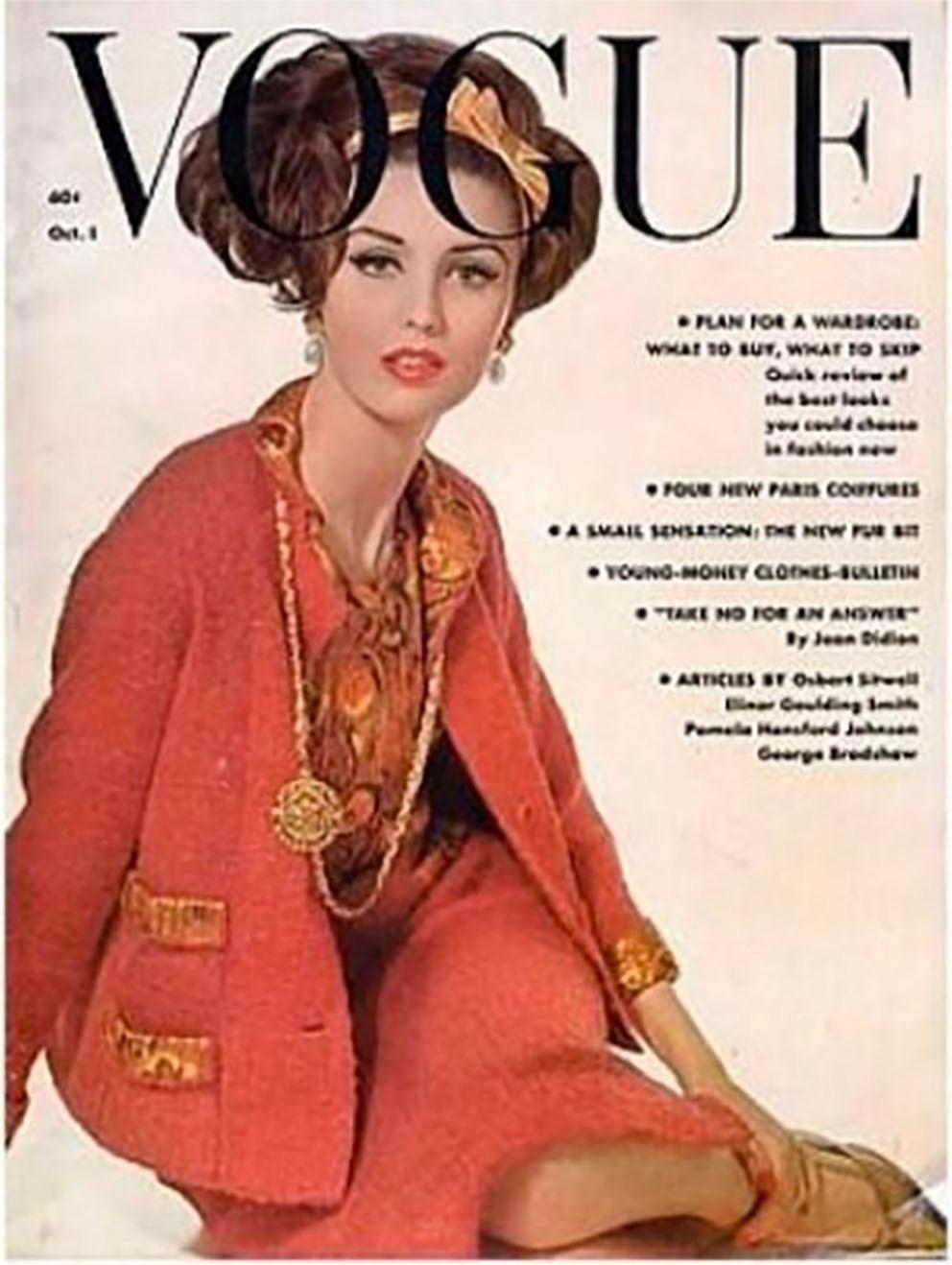 1961 Sehr seltenes Haute Couture Chanel Seidenoberteil mit Schnappverschluss hinten, mit Zierknöpfen, ethnischem Seidenlurexmuster, Seidenfutter.
Siehe die beigefügten Titelseiten der französischen Vogue und der französischen Elle sowie die