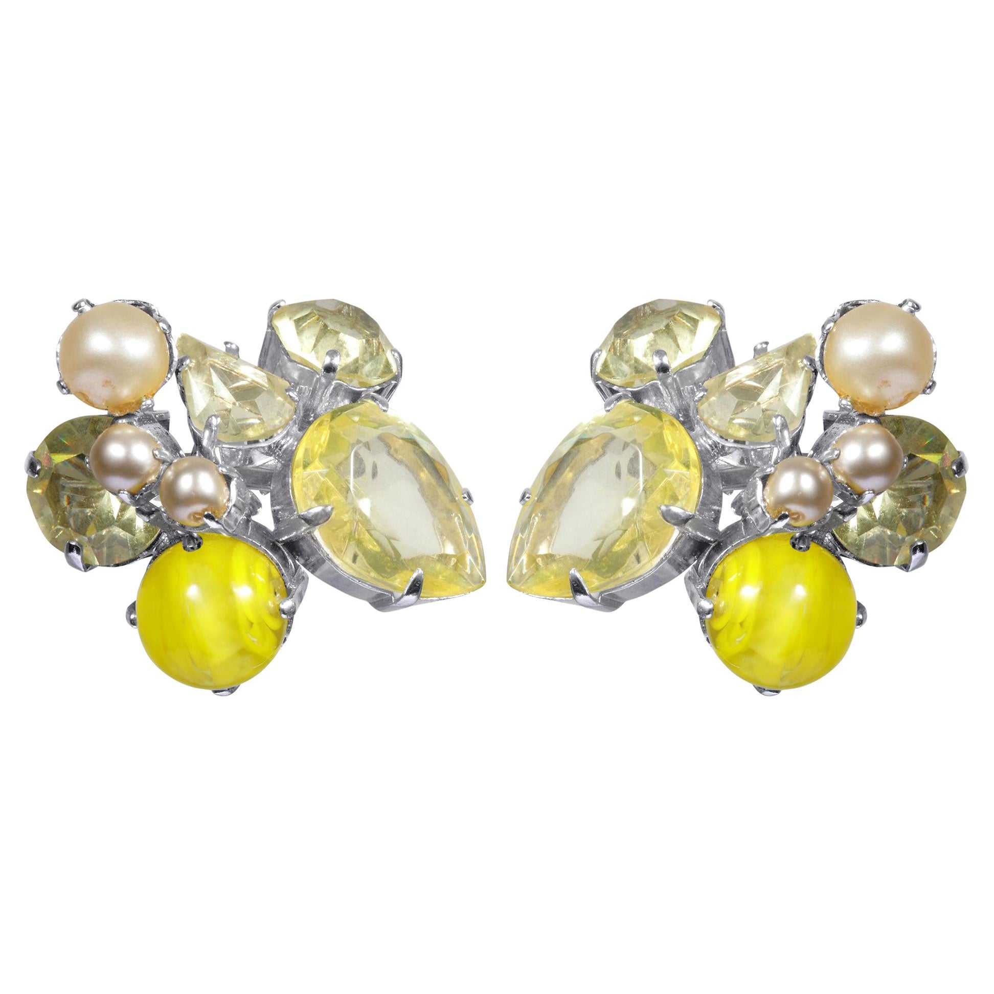 1961 Christian Dior Orecchini a grappolo gialli e perlati in vendita