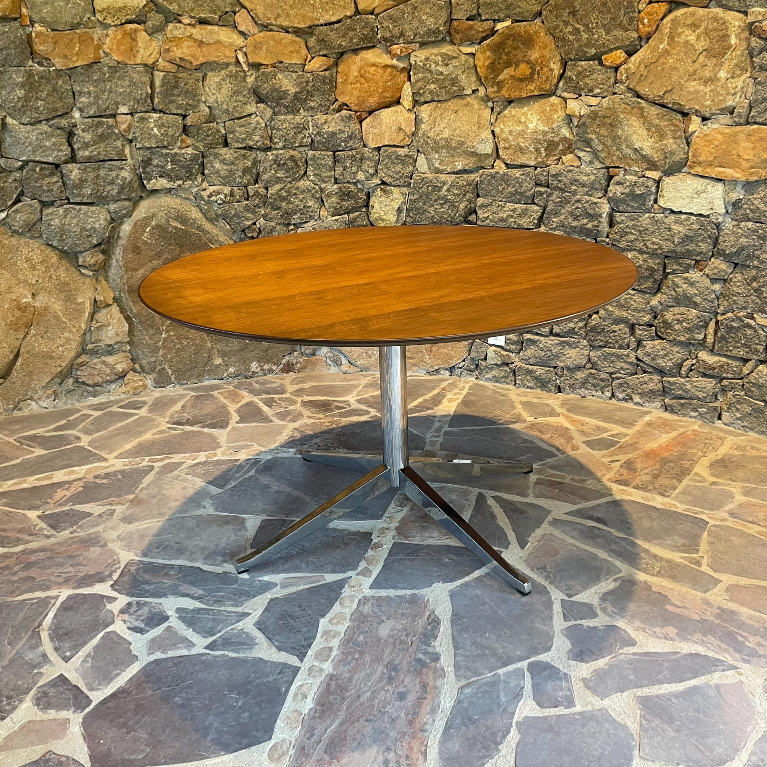 Knoll Table
Stunningly classic round Knoll table 1961. Florence Knoll design. Unmarked. 
Vintage midcentury classic Knoll 48 inch round dining table conference 
Table can be sold with new marble top or walnut wood top. See images. Your