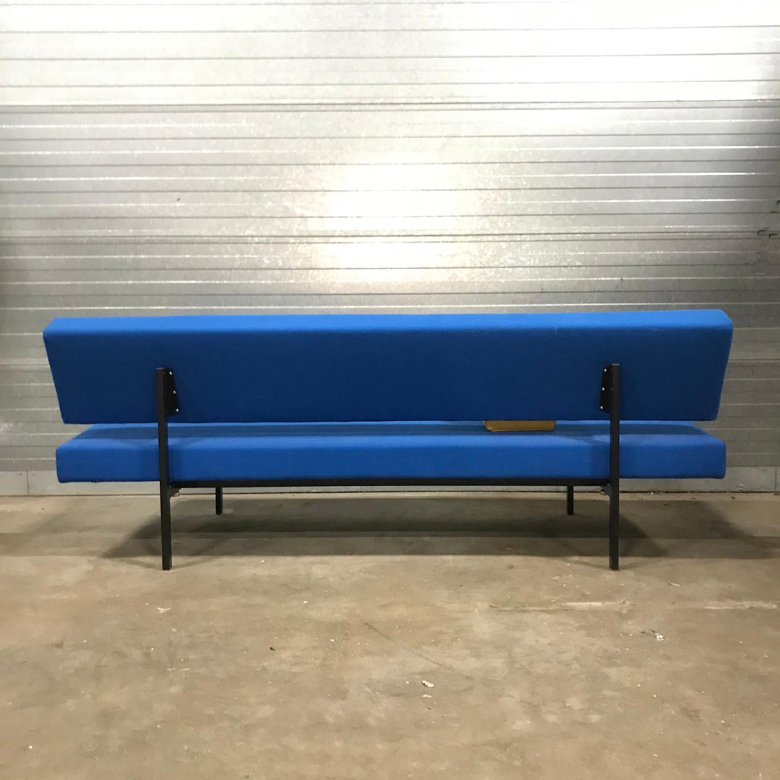 1961, Gijs Van Der Sluis Voor Van Der Sluist Culemborg, Sleeping Sofa in Blue In Good Condition For Sale In Amsterdam IJMuiden, NL