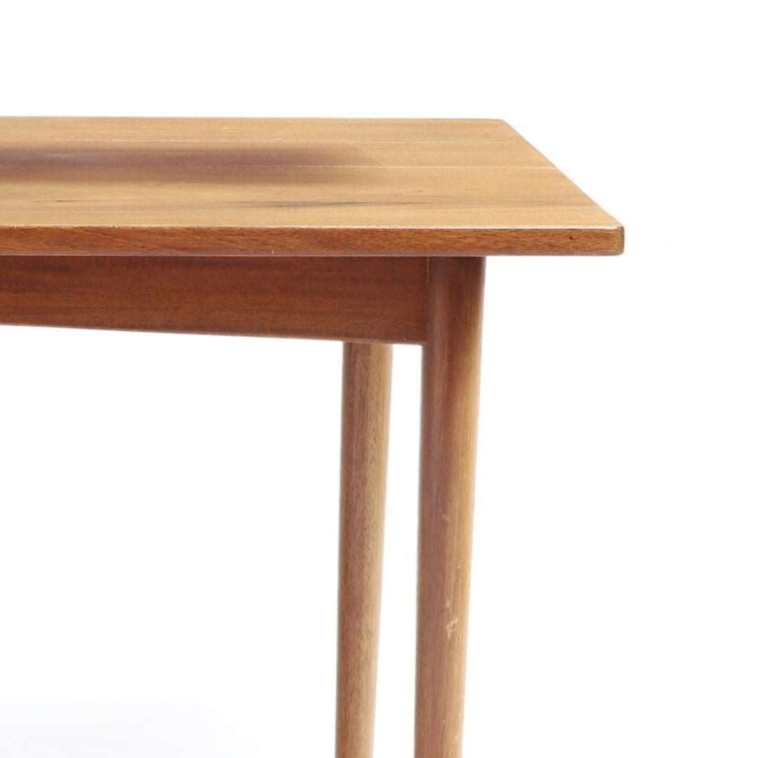 Scandinave moderne 1961 Harboe Sølvsten Table basse en bois massif avec pieds fuselés en vente