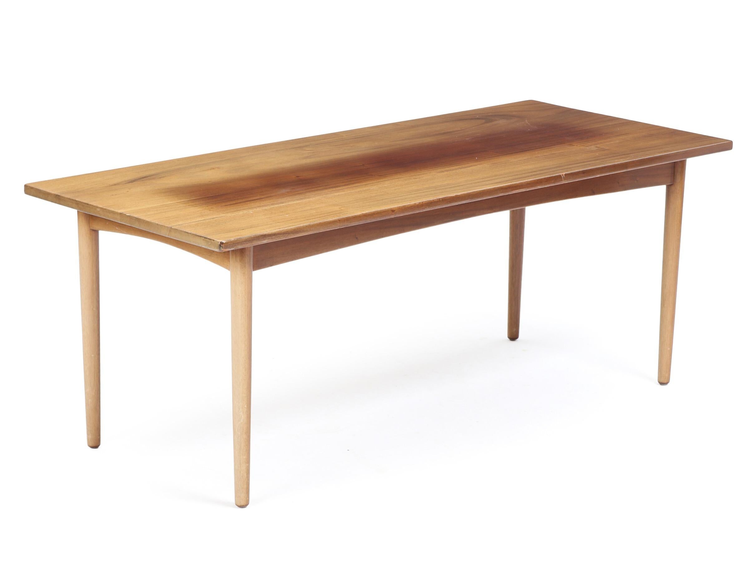Danois 1961 Harboe Sølvsten Table basse en bois massif avec pieds fuselés en vente