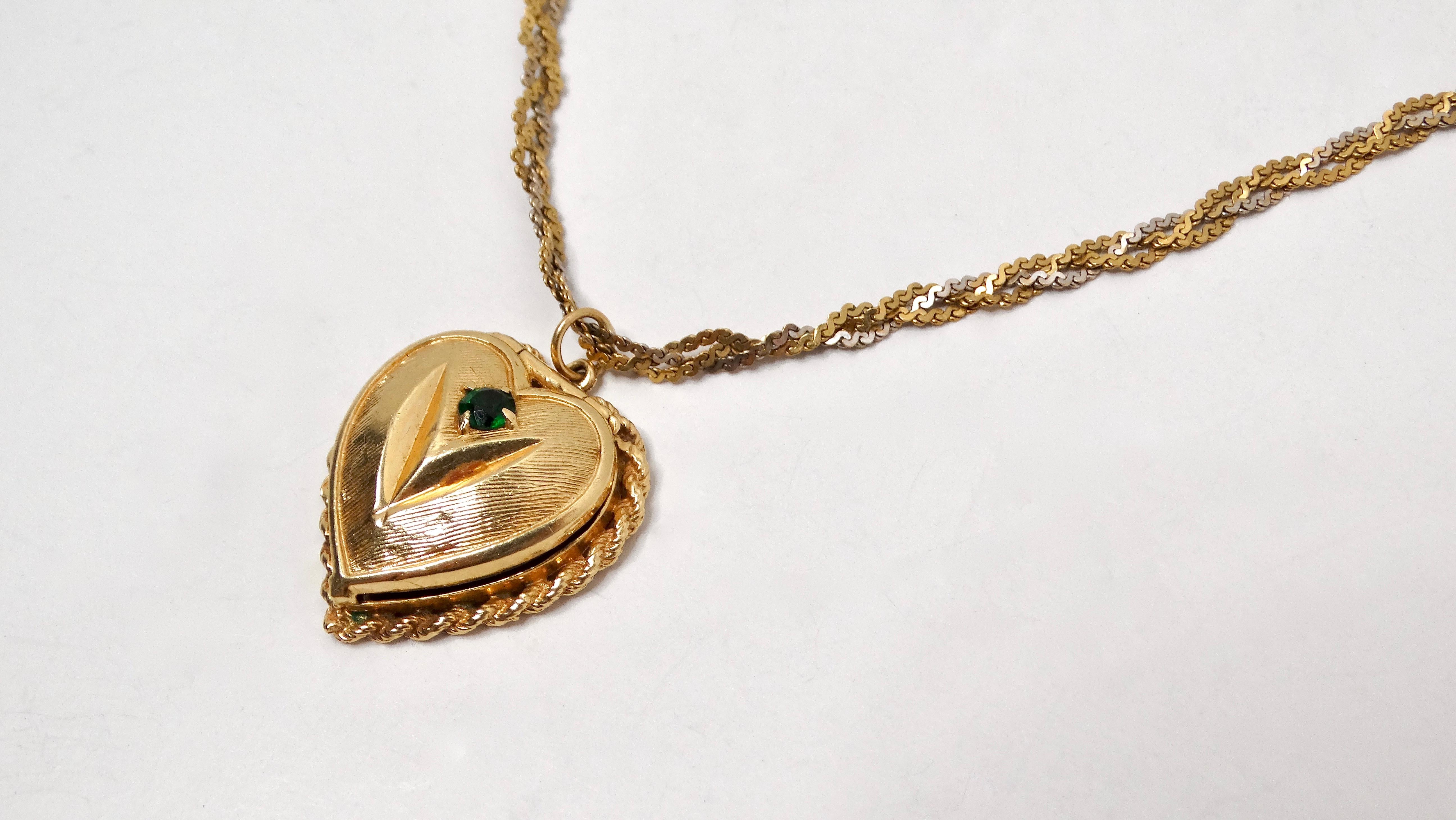 1961 Collana con medaglione a forma di cuore inciso in oro 14k con motivo a fiori di smeraldo In condizioni discrete in vendita a Scottsdale, AZ