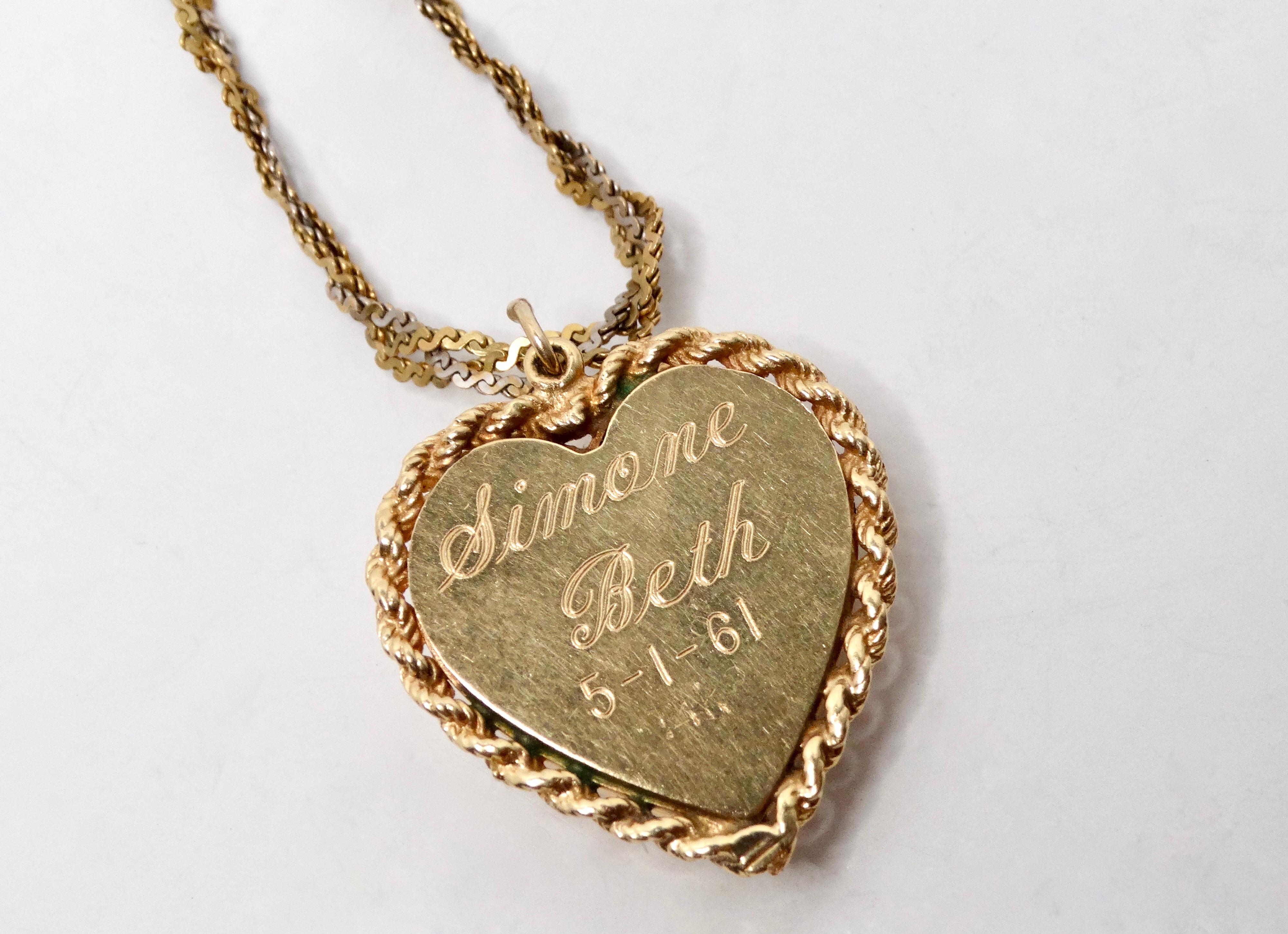 1961 Collana con medaglione a forma di cuore inciso in oro 14k con motivo a fiori di smeraldo in vendita 1