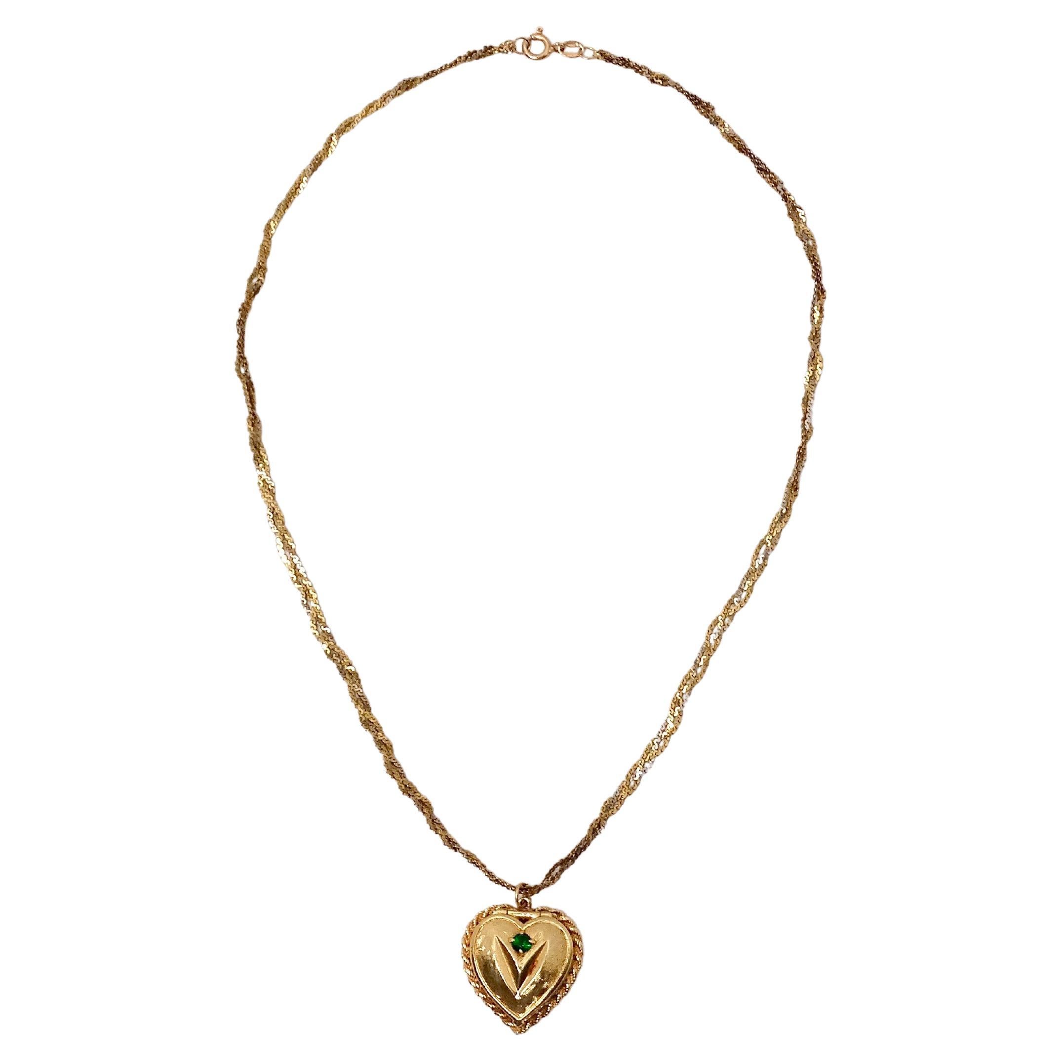 1961 Collana con medaglione a forma di cuore inciso in oro 14k con motivo a fiori di smeraldo