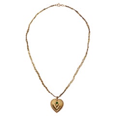 1961 Herzförmiges graviertes 14k Gold Medaillon-Halskette mit Smaragd-Blumenmotiv