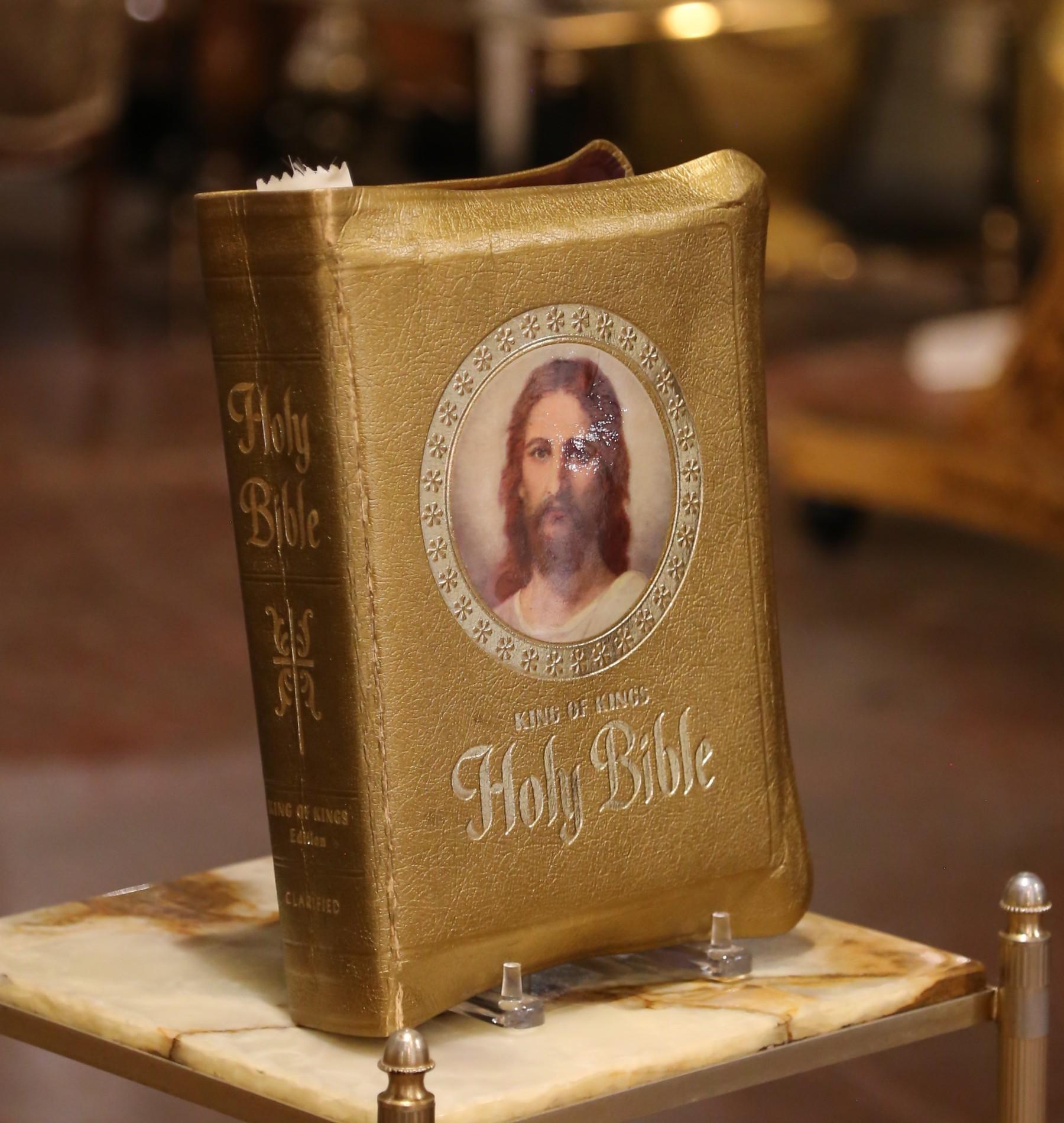 Cette Sainte Bible du milieu du siècle, richement illustrée et intitulée King of Kings, est l'édition clarifiée publiée en 1961 par Consolidated Book Publishers de Chicago. Cette édition comprend le texte intégral de la version autorisée du roi