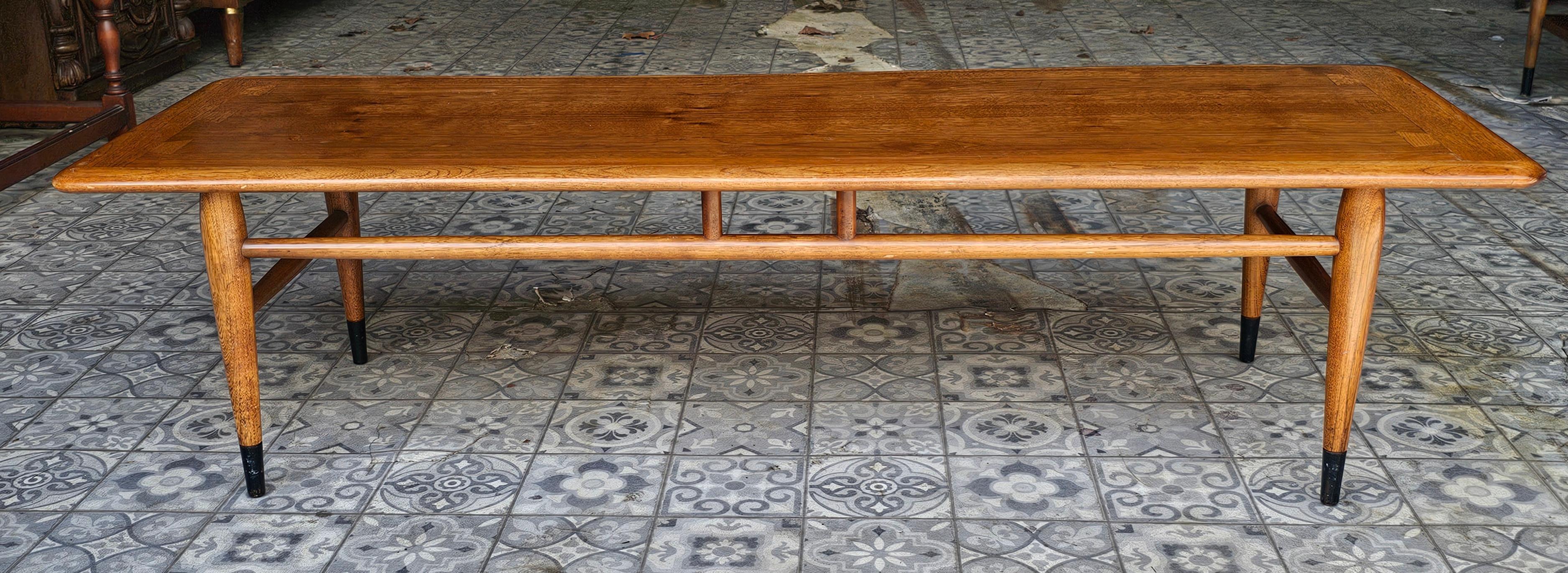 Una mesa baja Lane Acclaim de nogal con cola de milano de 1961. Mide 56