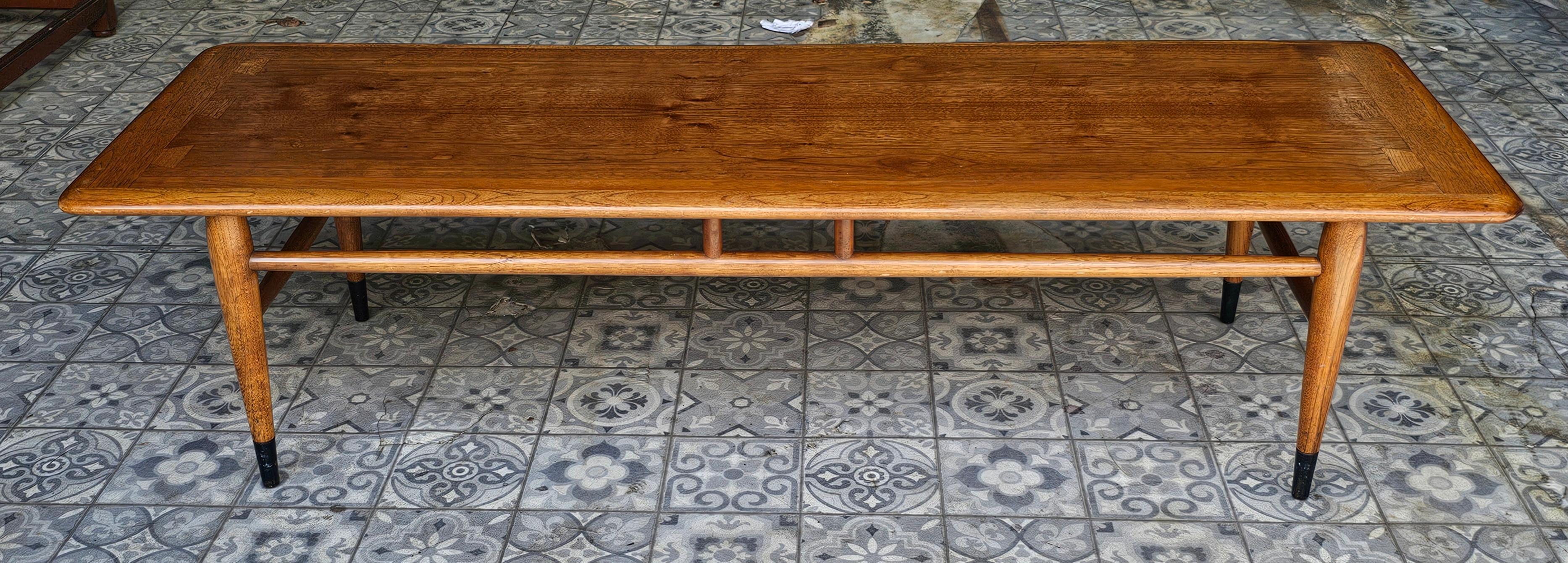Mesa baja de nogal Lane Acclaim 1961 Manchado en venta