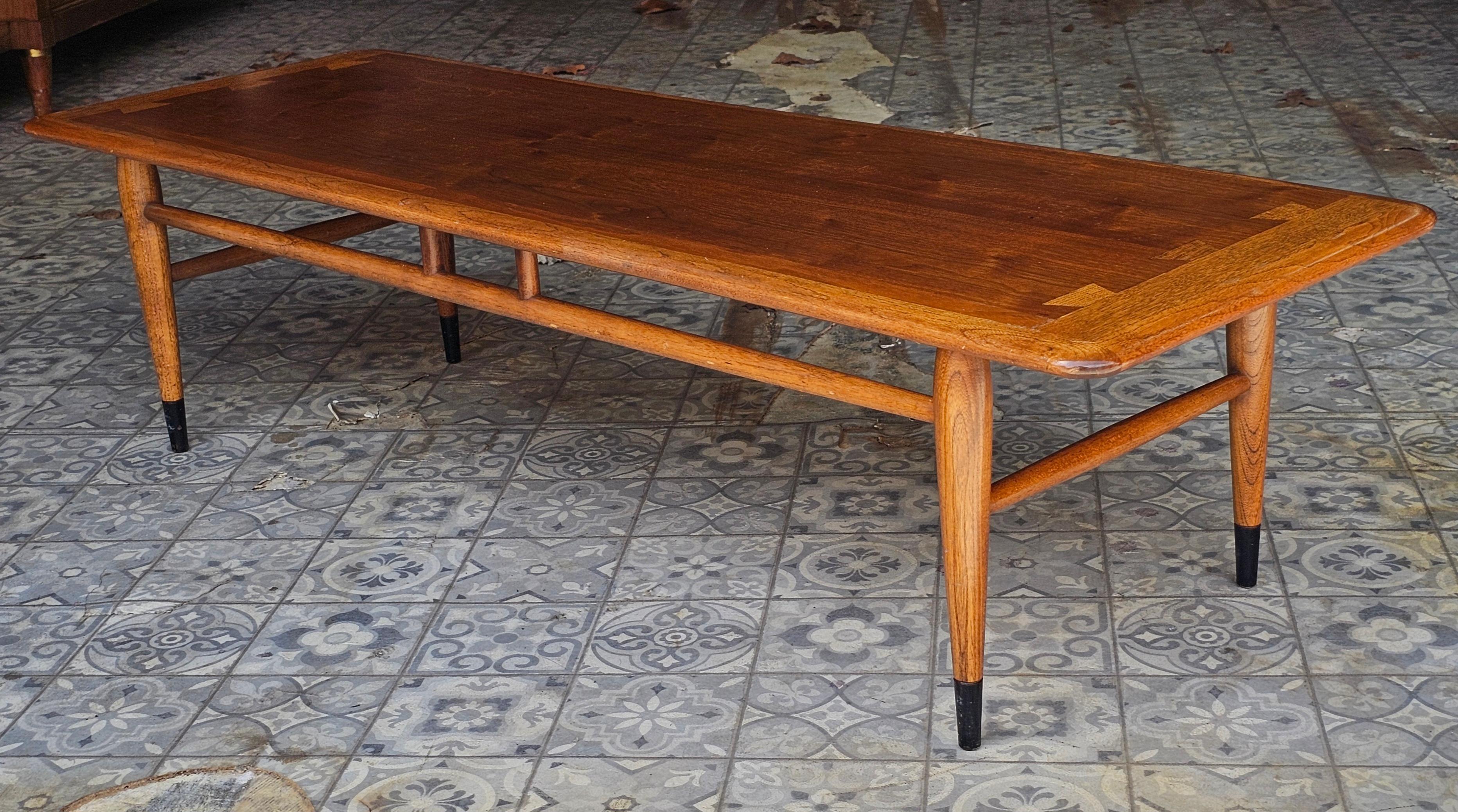 Mesa baja de nogal Lane Acclaim 1961 siglo XX en venta