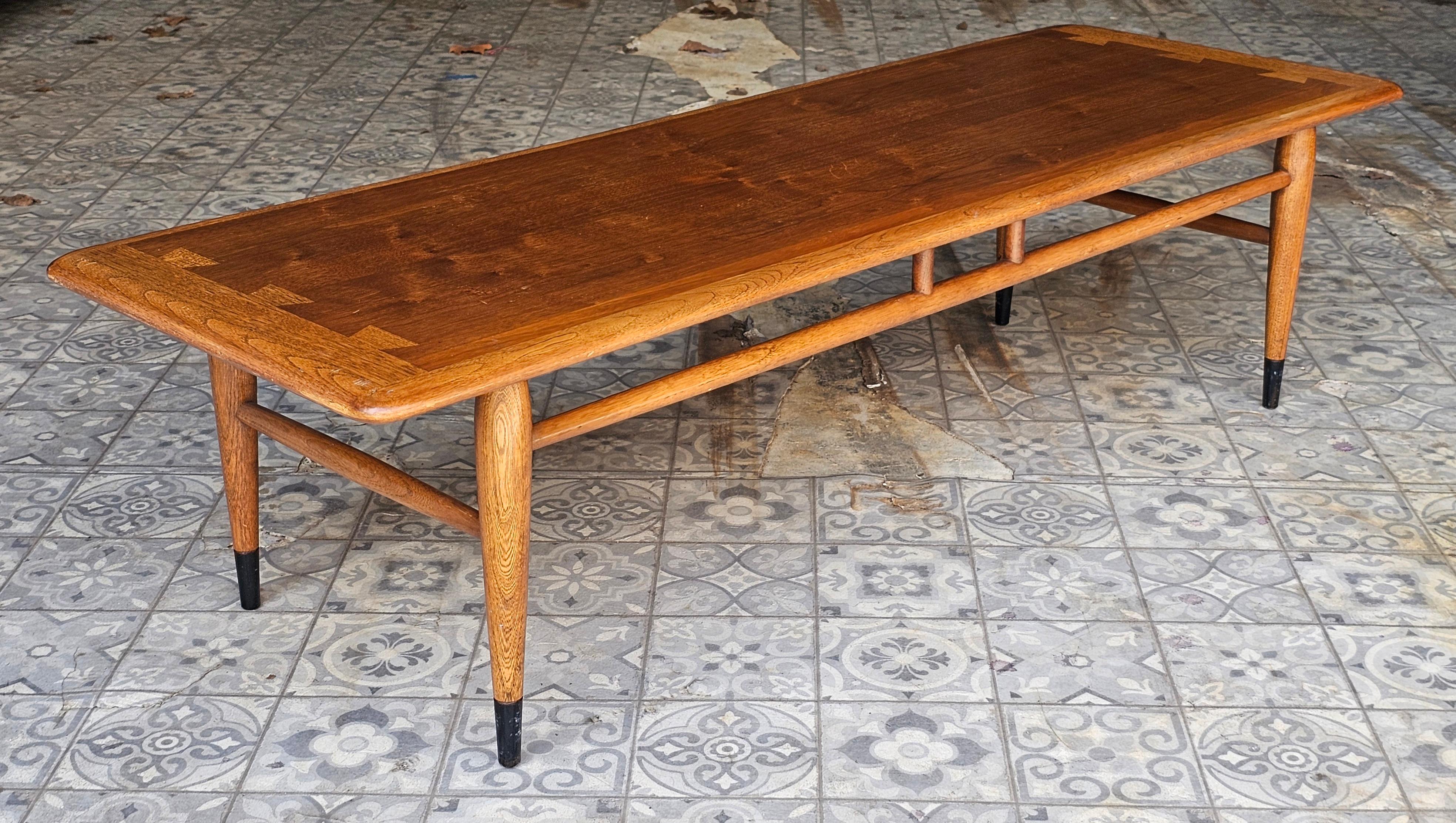 Mesa baja de nogal Lane Acclaim 1961 Madera frutal en venta