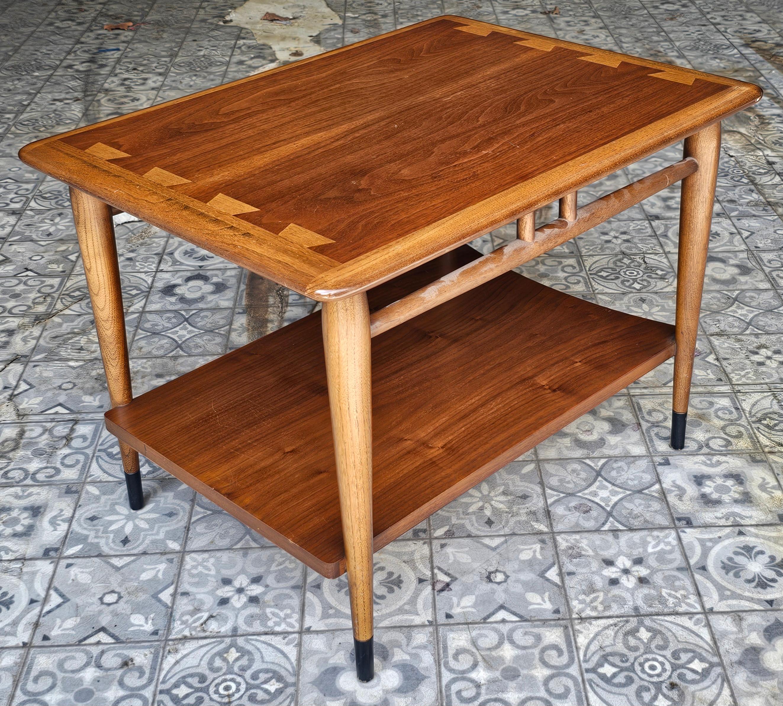 1961 Lane Acclaim Table d'appoint en queue d'aronde en noyer en vente 2