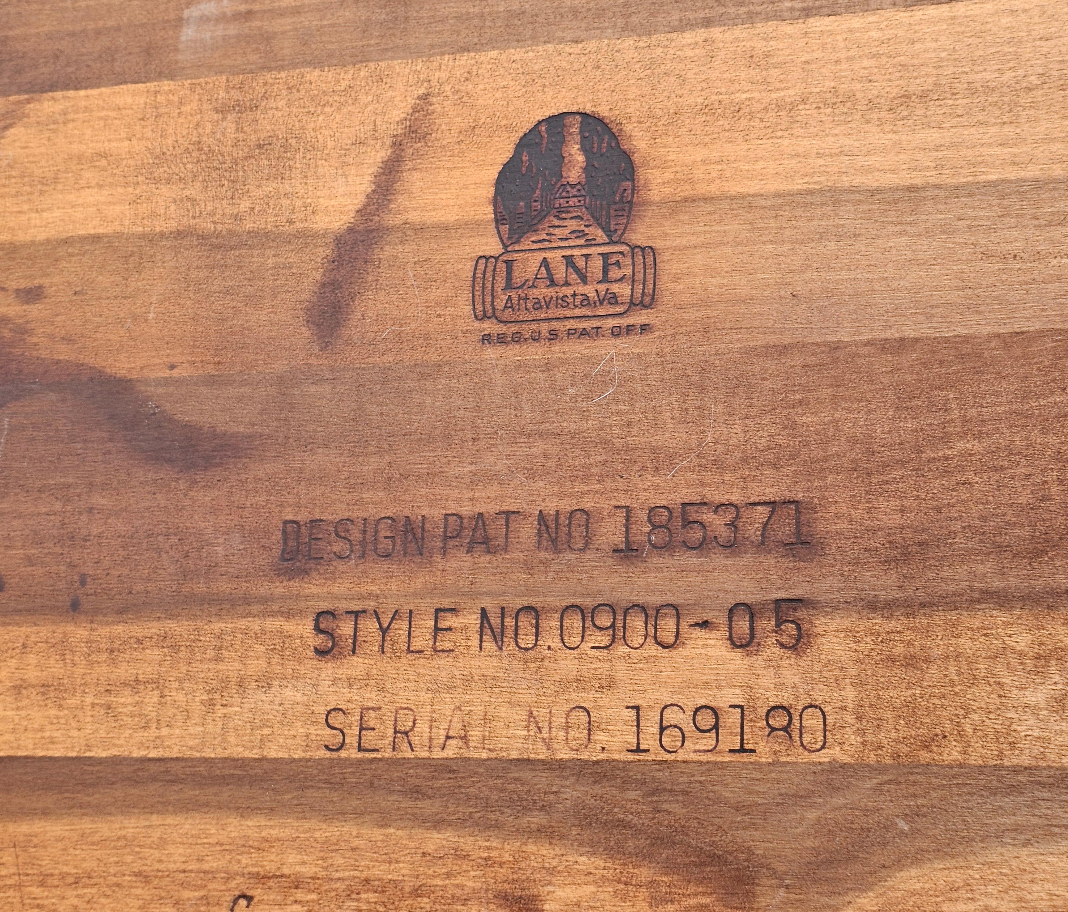 1961 Lane Acclaim Table d'appoint en queue d'aronde en noyer en vente 3
