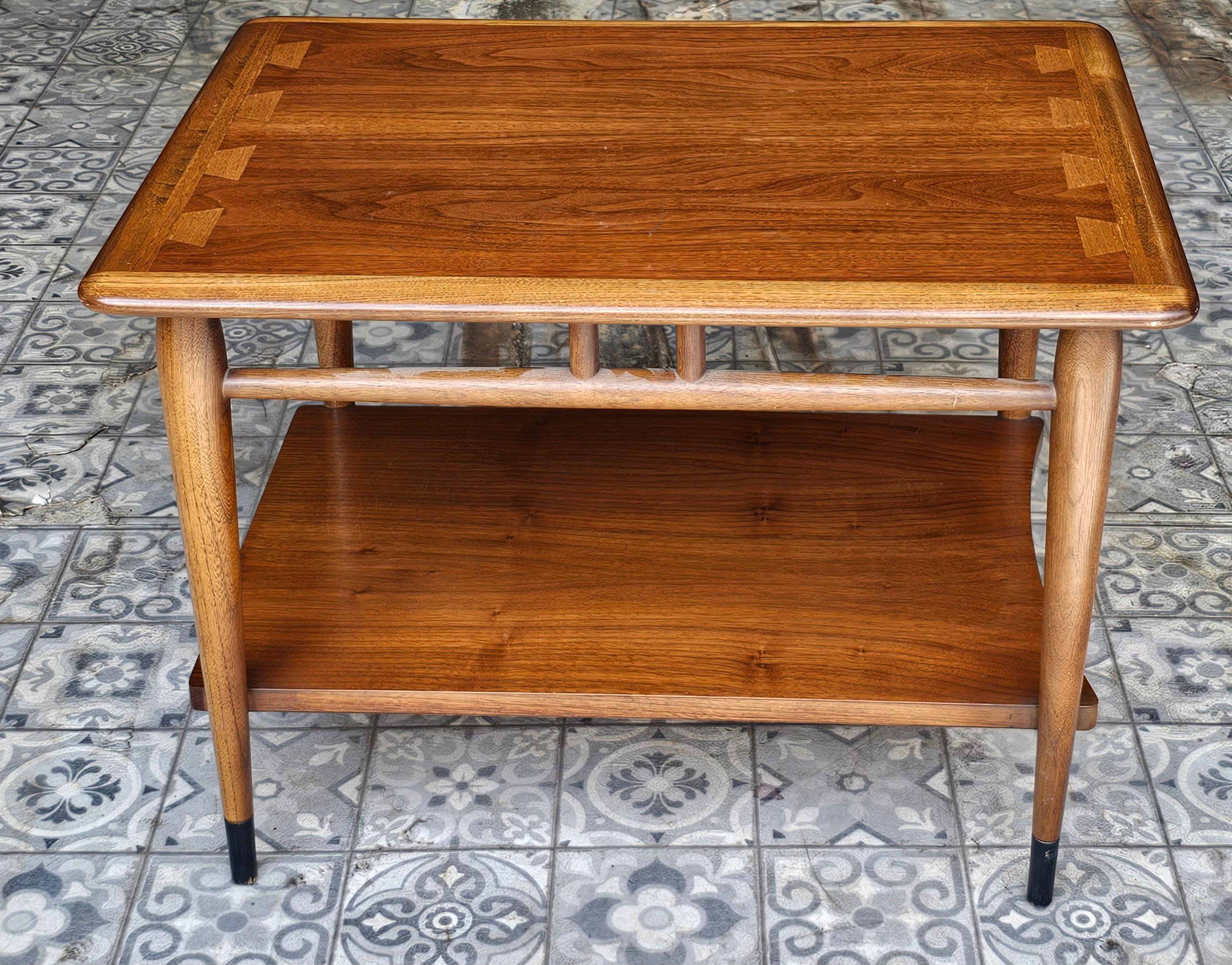 Magnifique table d'appoint à queue d'aronde en noyer de 1961 de Lane Acclaim.
Mesure 21