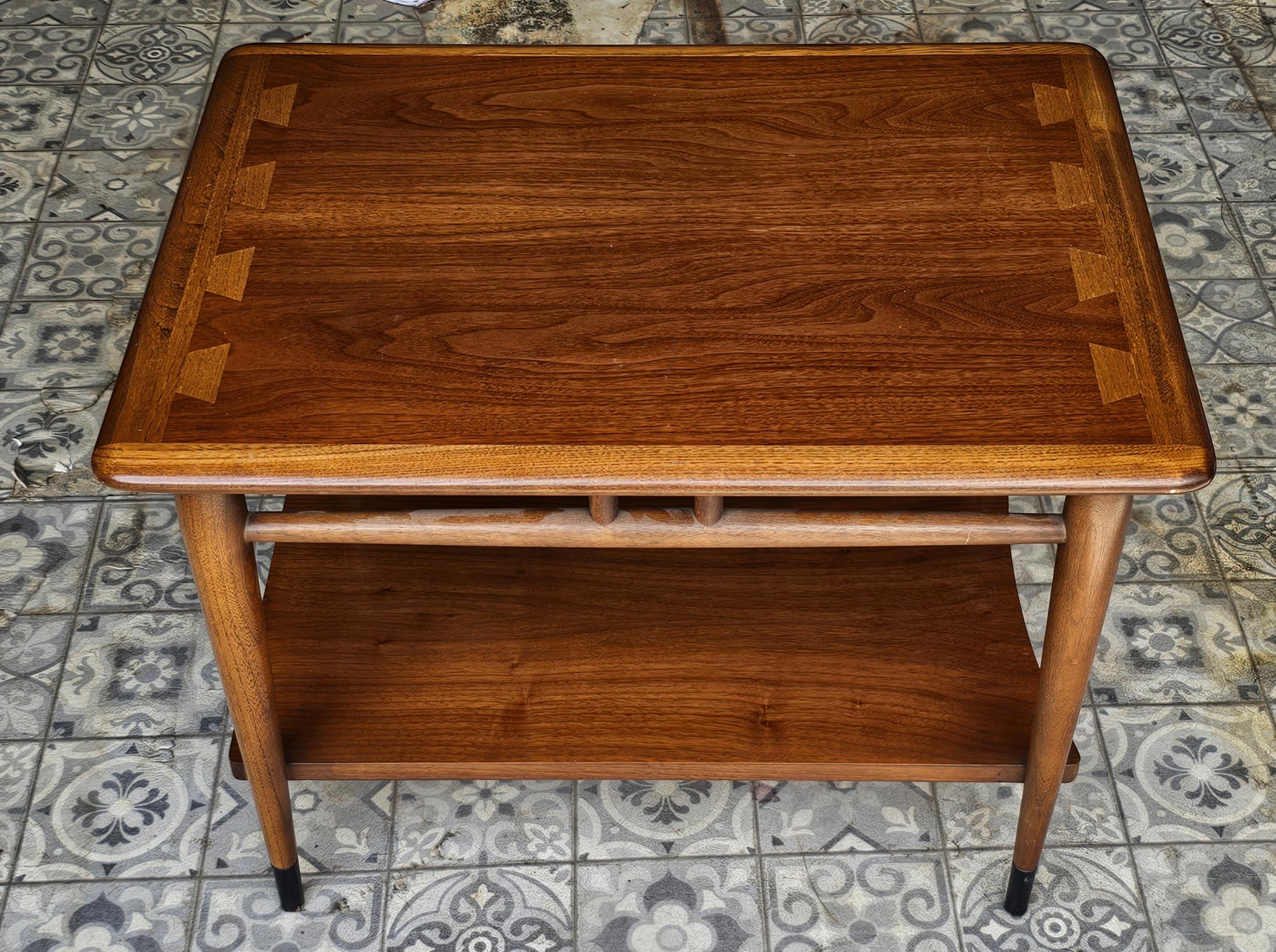 Mid-Century Modern 1961 Lane Acclaim Table d'appoint en queue d'aronde en noyer en vente