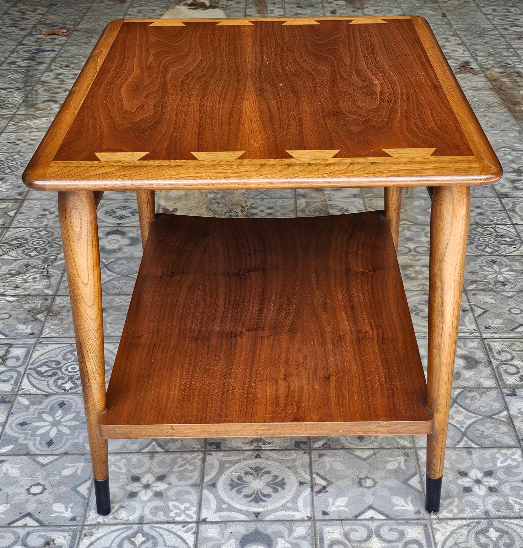 Américain 1961 Lane Acclaim Table d'appoint en queue d'aronde en noyer en vente