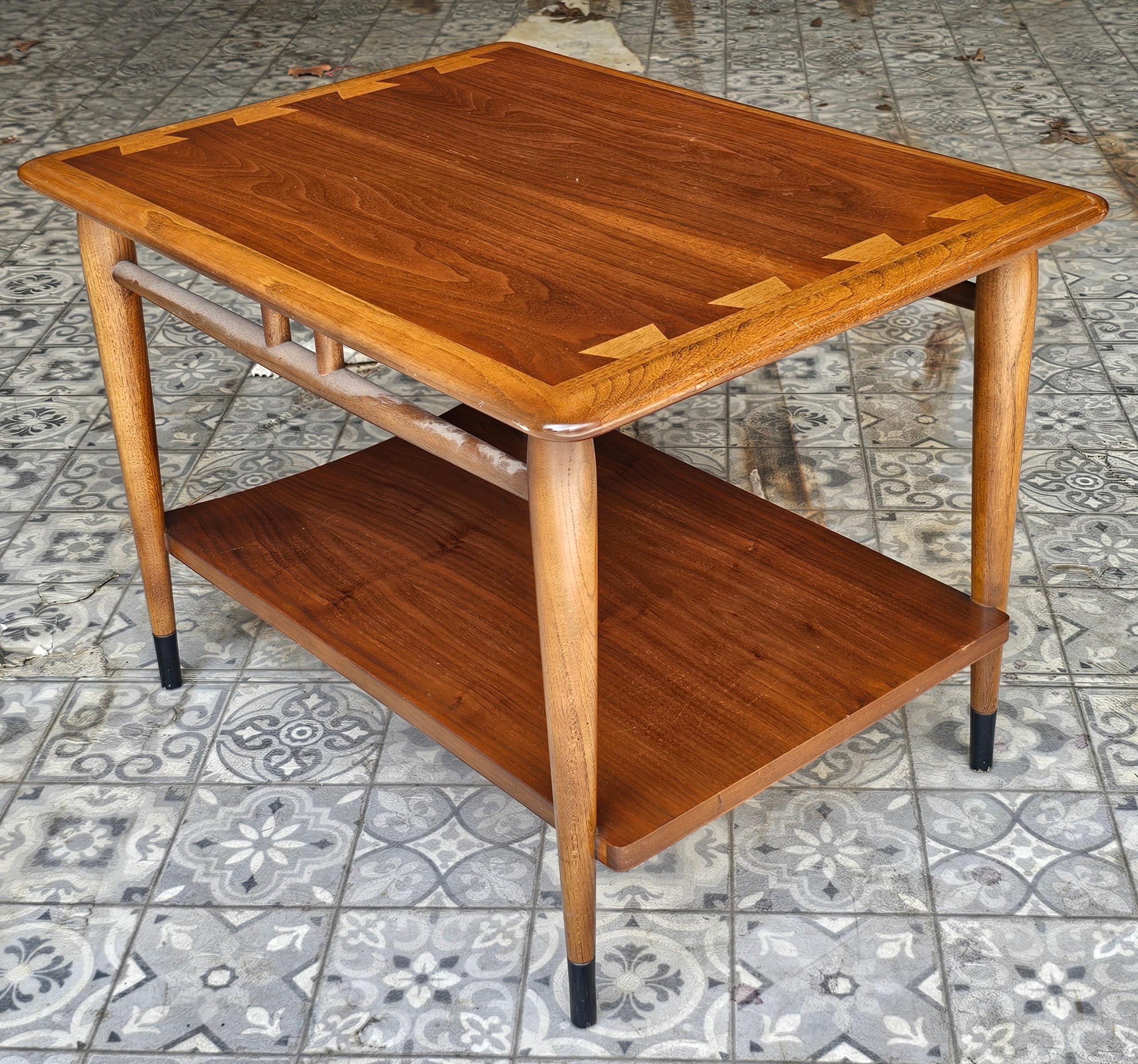 1961 Lane Acclaim Table d'appoint en queue d'aronde en noyer Bon état - En vente à Germantown, MD